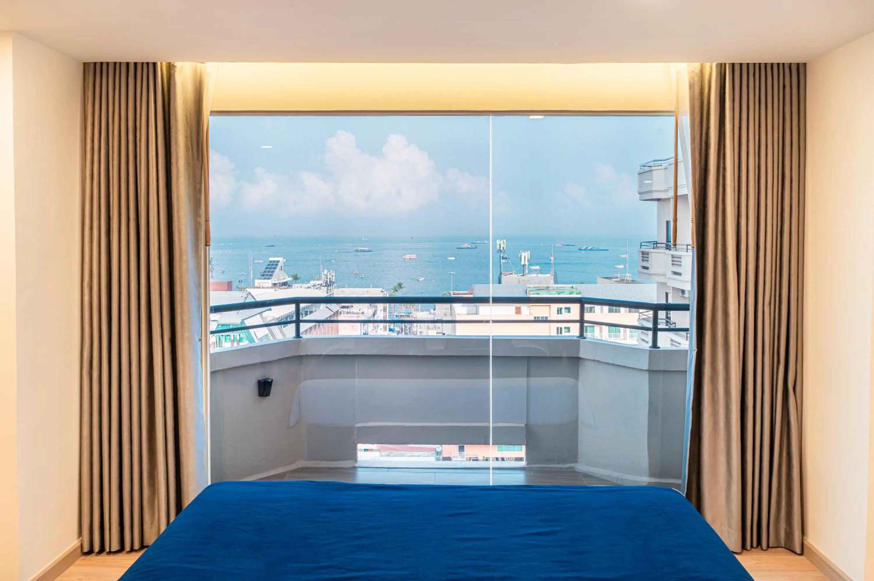 View (from property/room), Bed in Sunbeam Hotel Pattaya