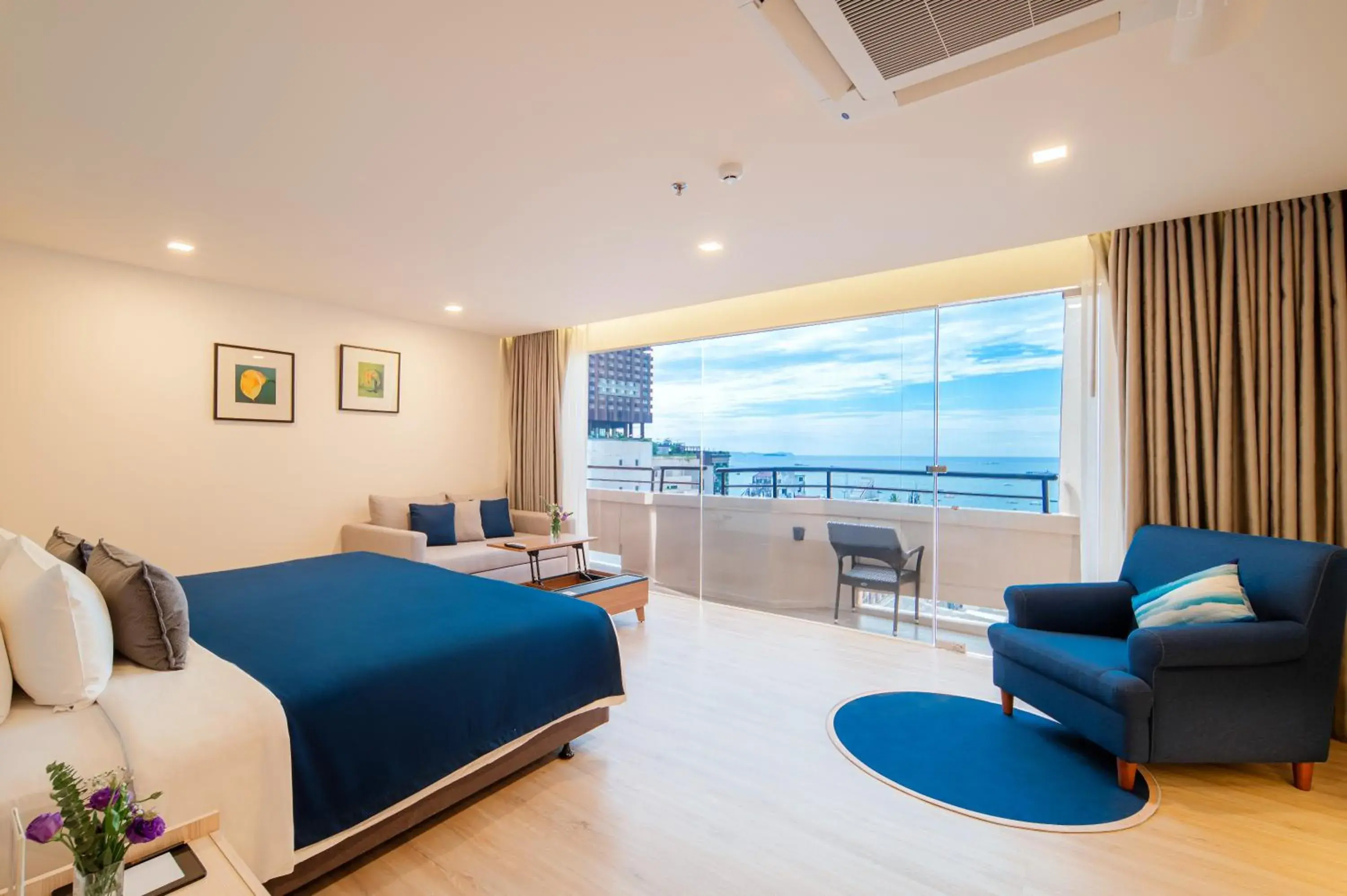Premier Double Room with Sea View in Sunbeam Hotel Pattaya Premier Double Room with Sea View in Sunbeam Hotel Pattaya