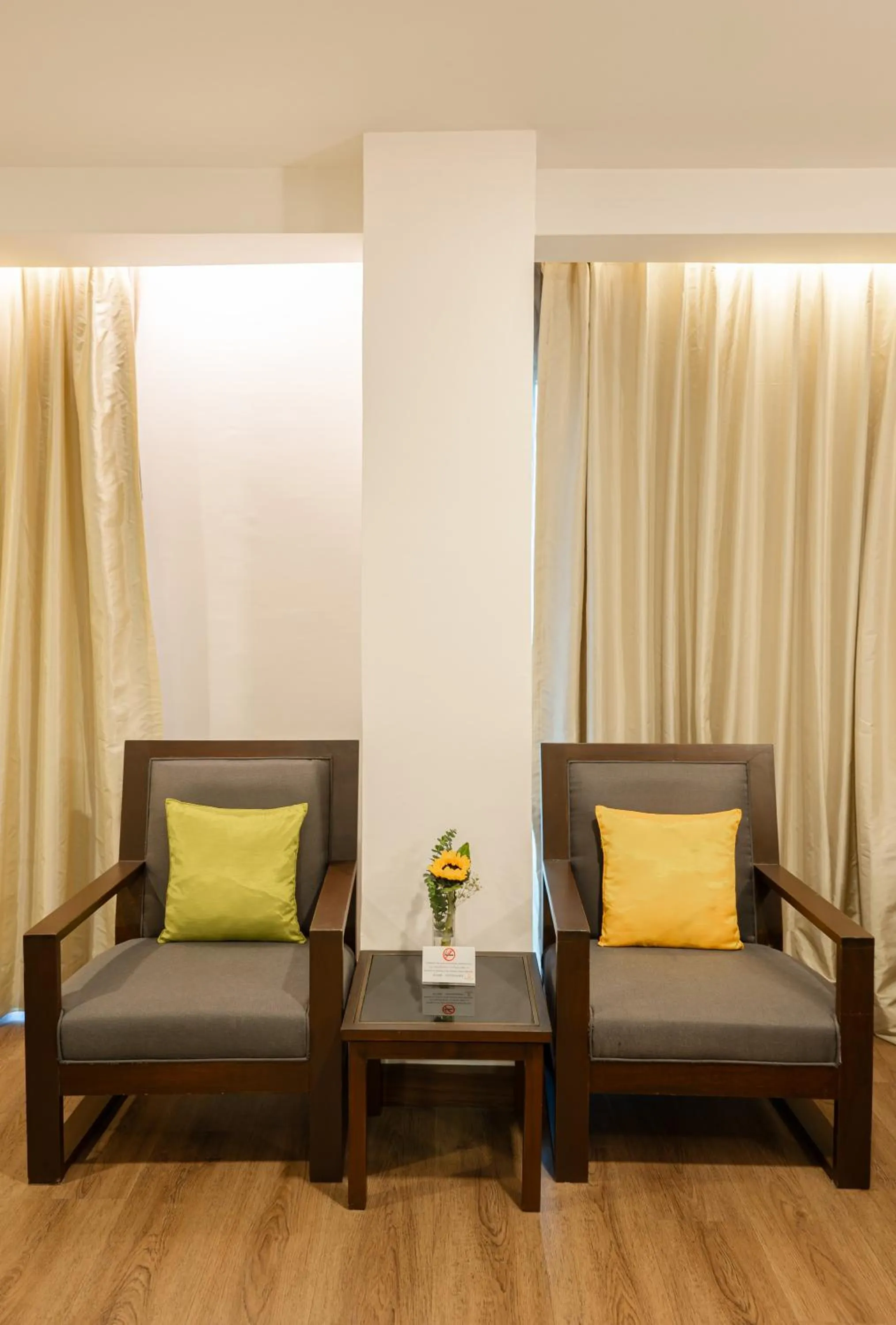 Seating area in Sunbeam Hotel Pattaya