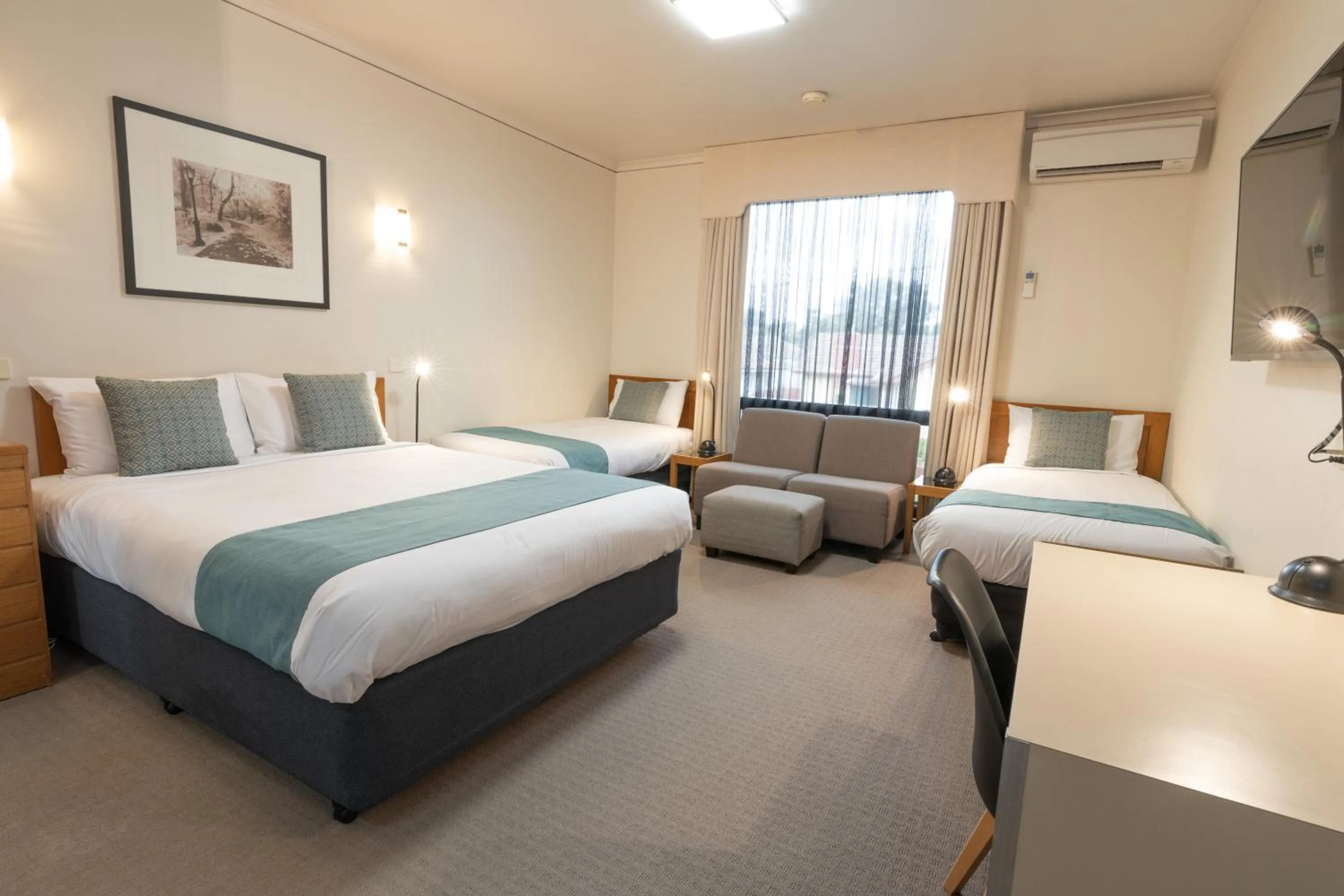 Bed in Sovereign Park Motor Inn