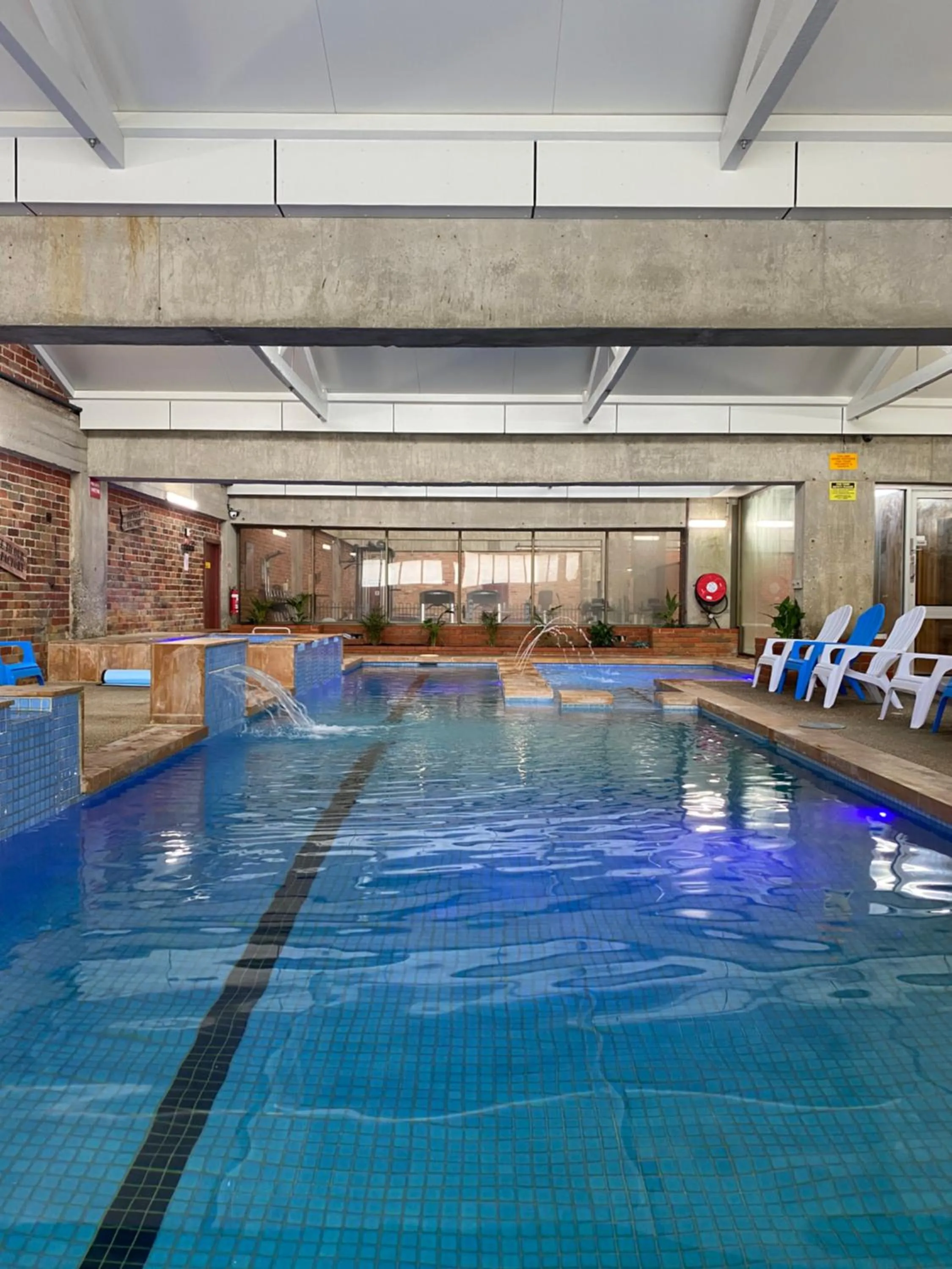 Swimming pool in Sovereign Park Motor Inn