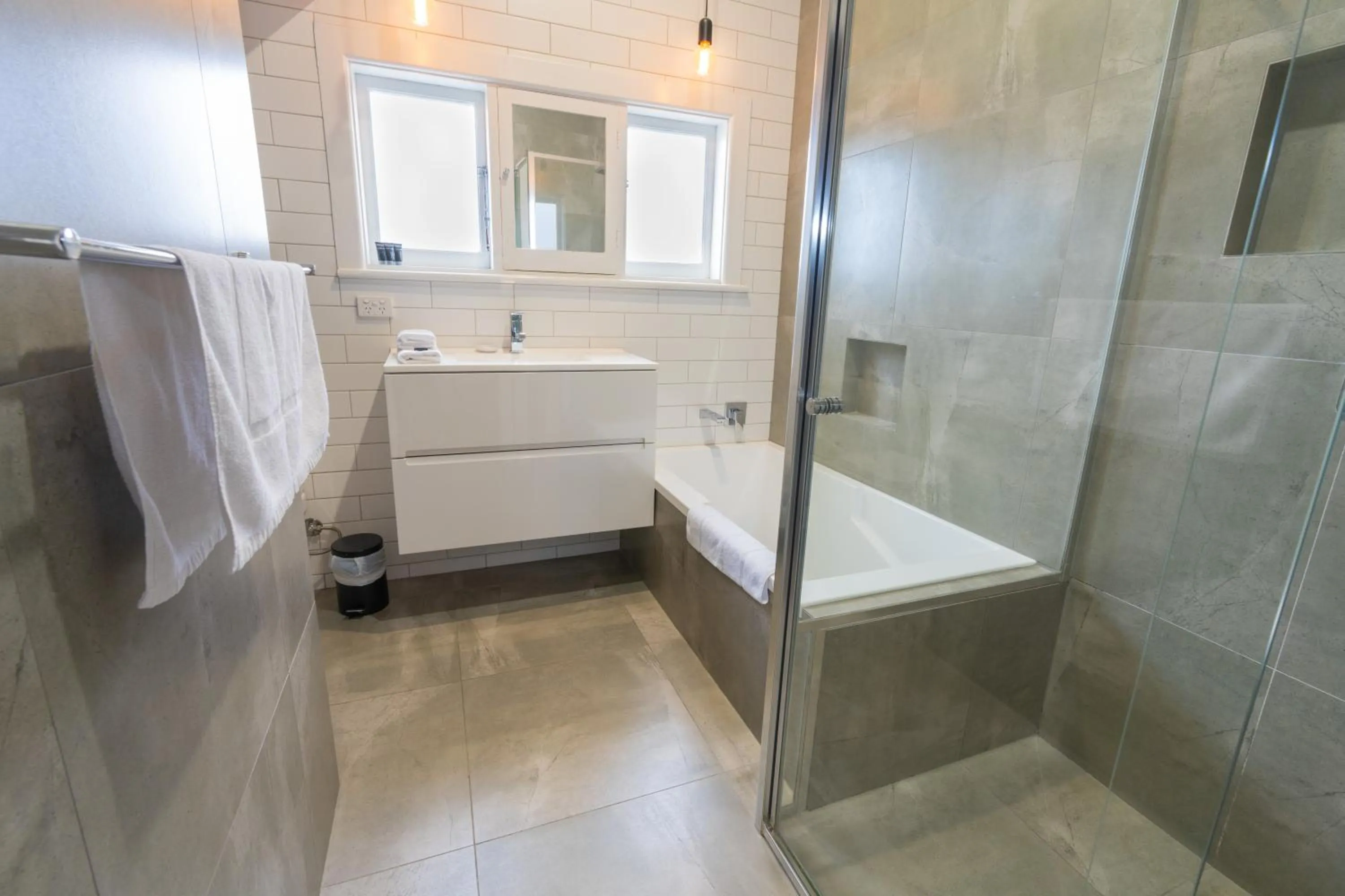 Shower in Sovereign Park Motor Inn