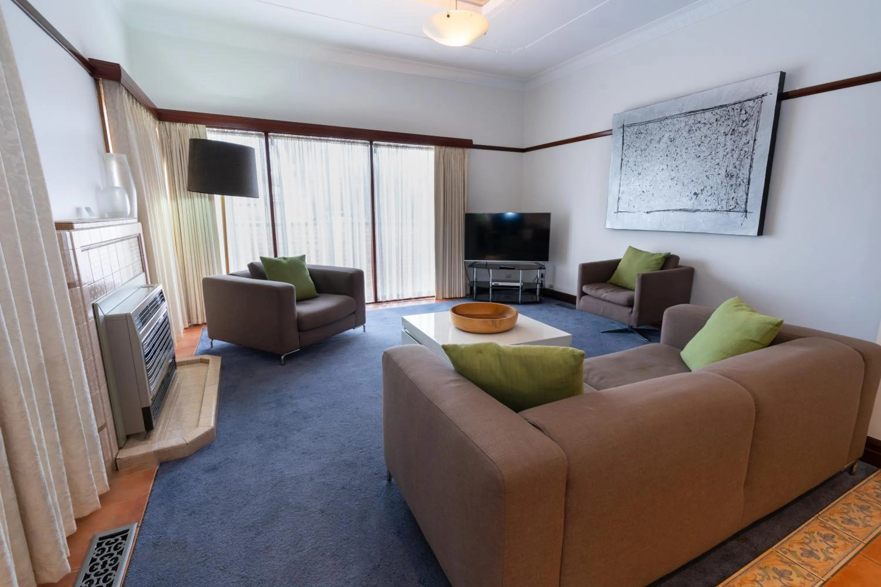 Communal lounge/ TV room in Sovereign Park Motor Inn
