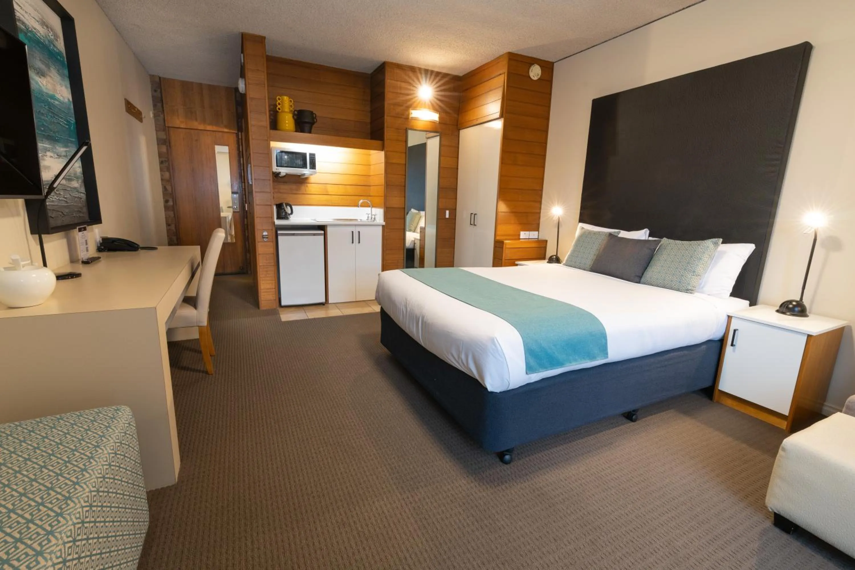 Kitchen or kitchenette, Bed in Sovereign Park Motor Inn