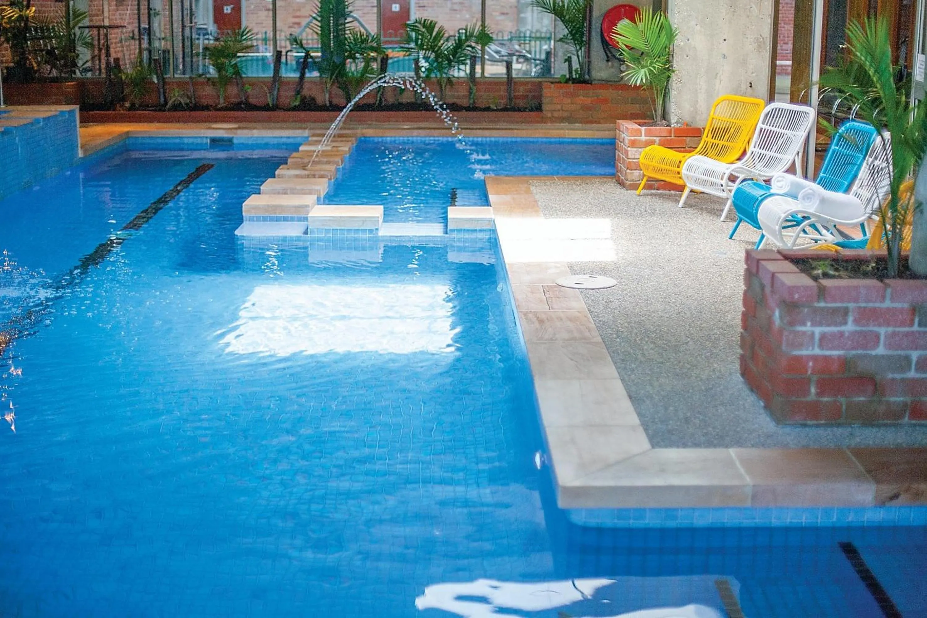 Swimming pool in Sovereign Park Motor Inn