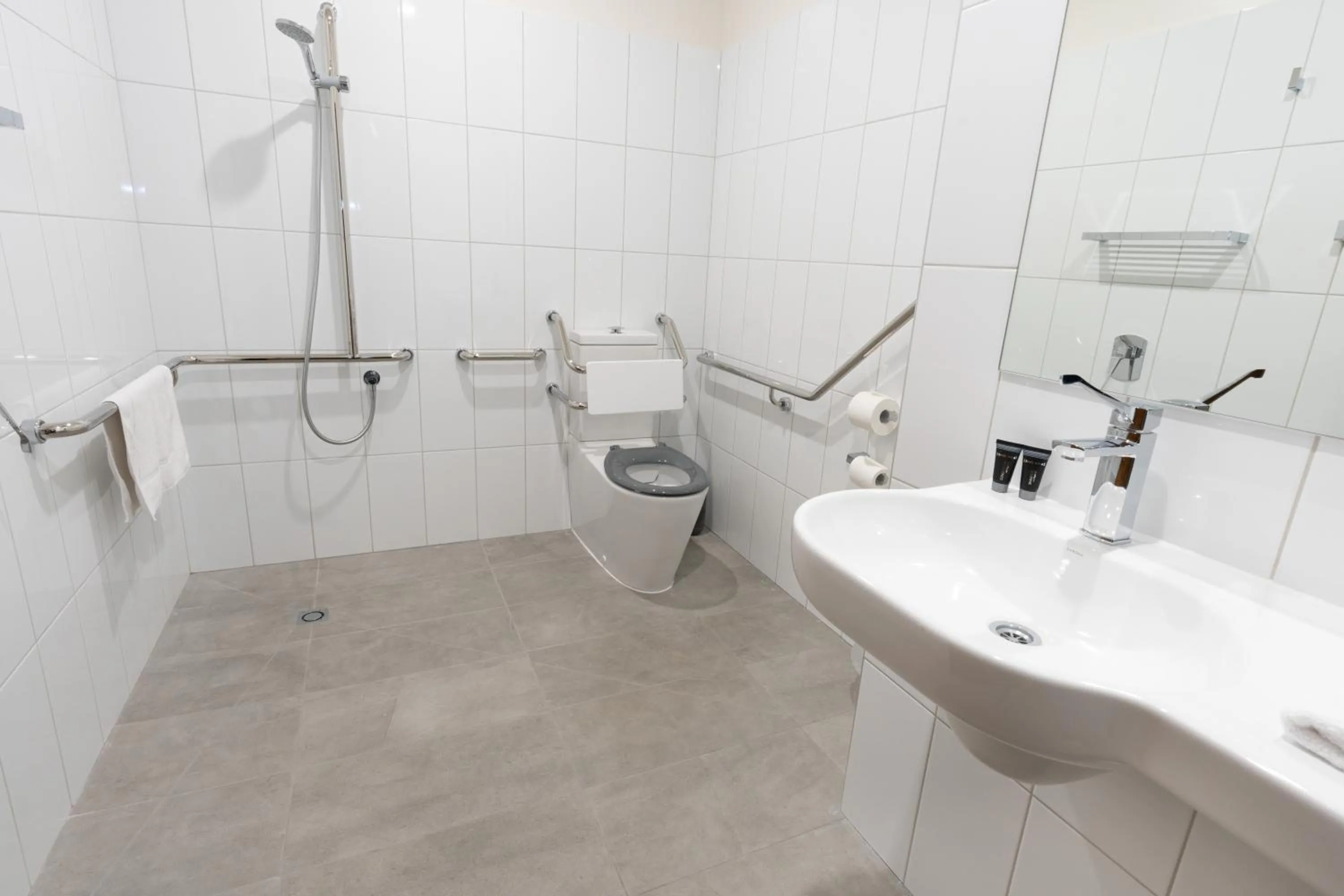 Shower in Sovereign Park Motor Inn