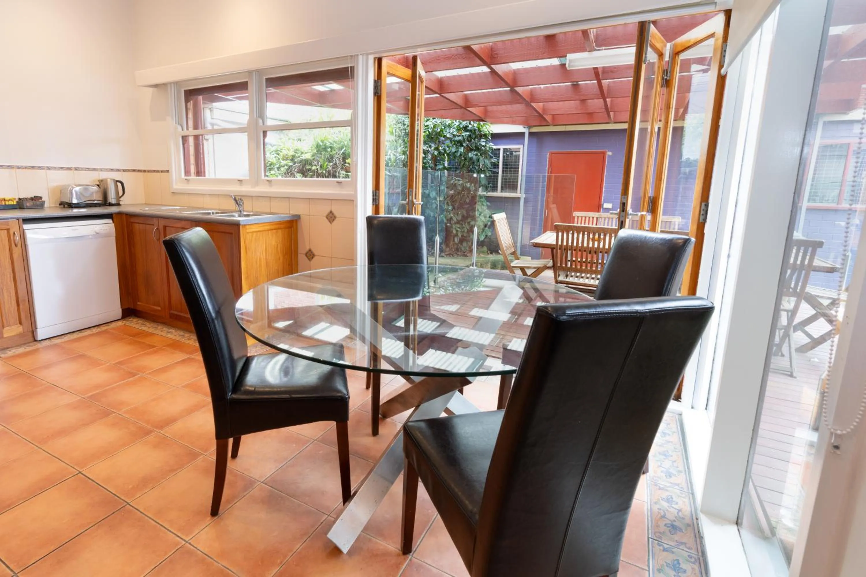 Kitchen or kitchenette in Sovereign Park Motor Inn