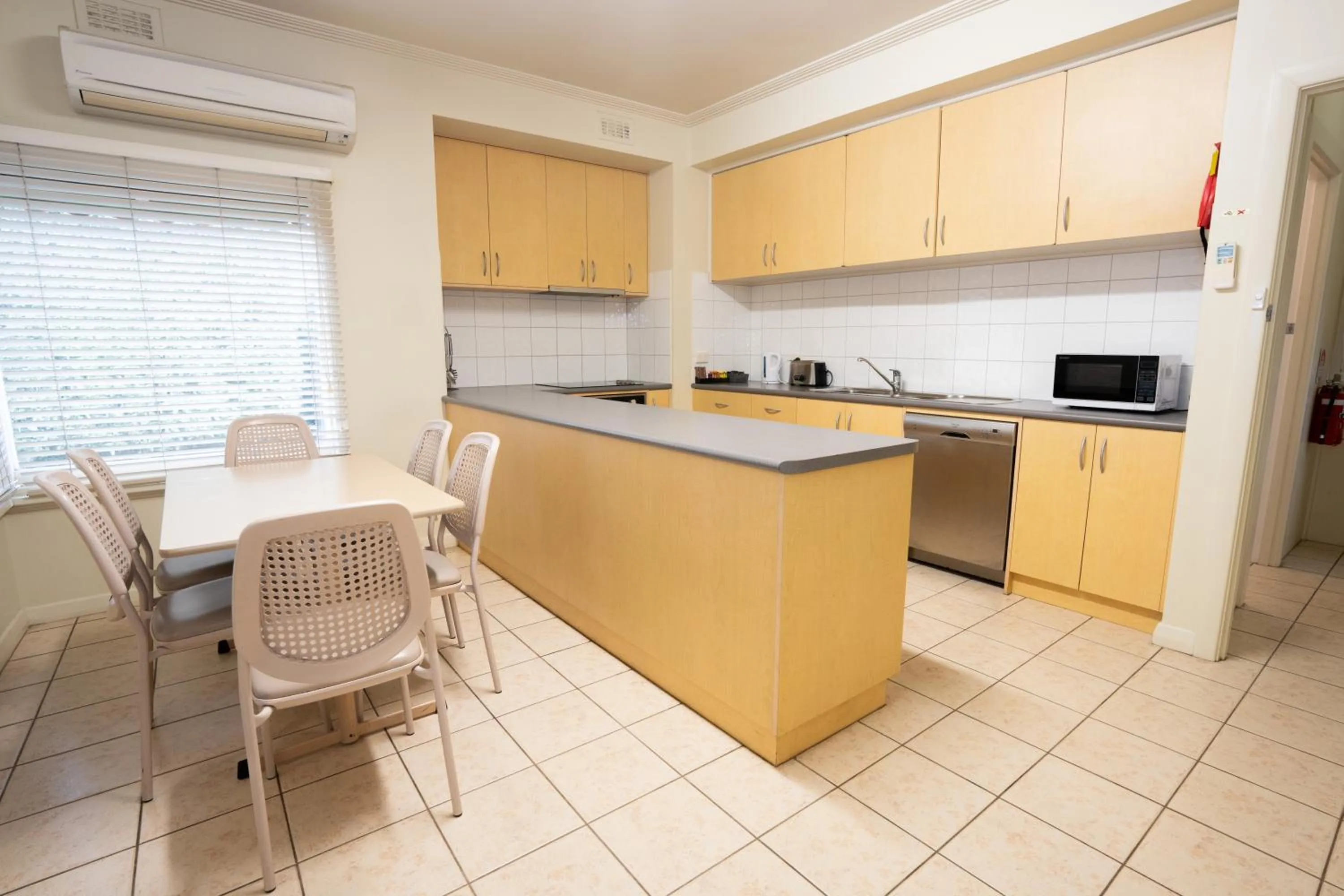 Kitchen or kitchenette in Sovereign Park Motor Inn