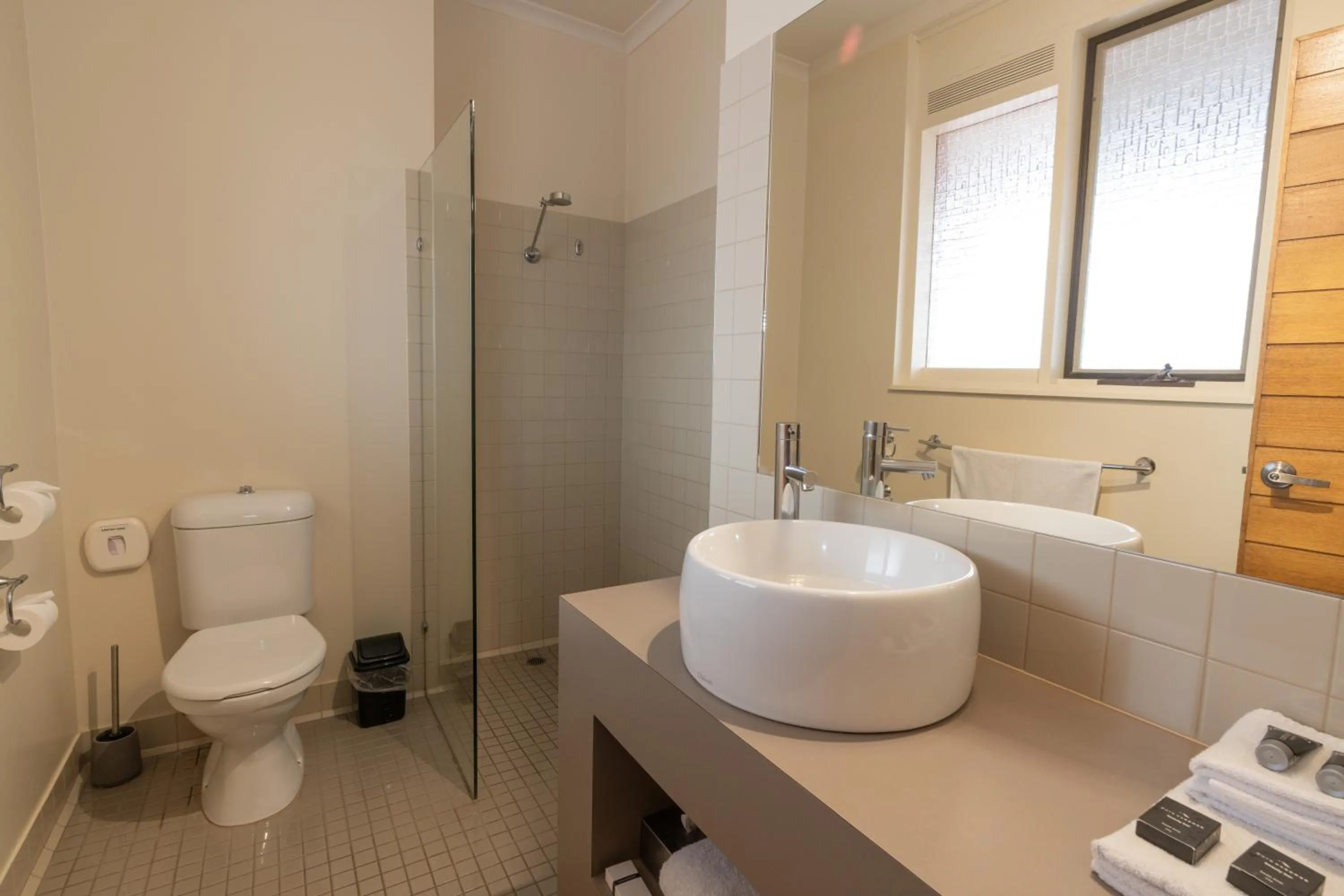 Shower in Sovereign Park Motor Inn