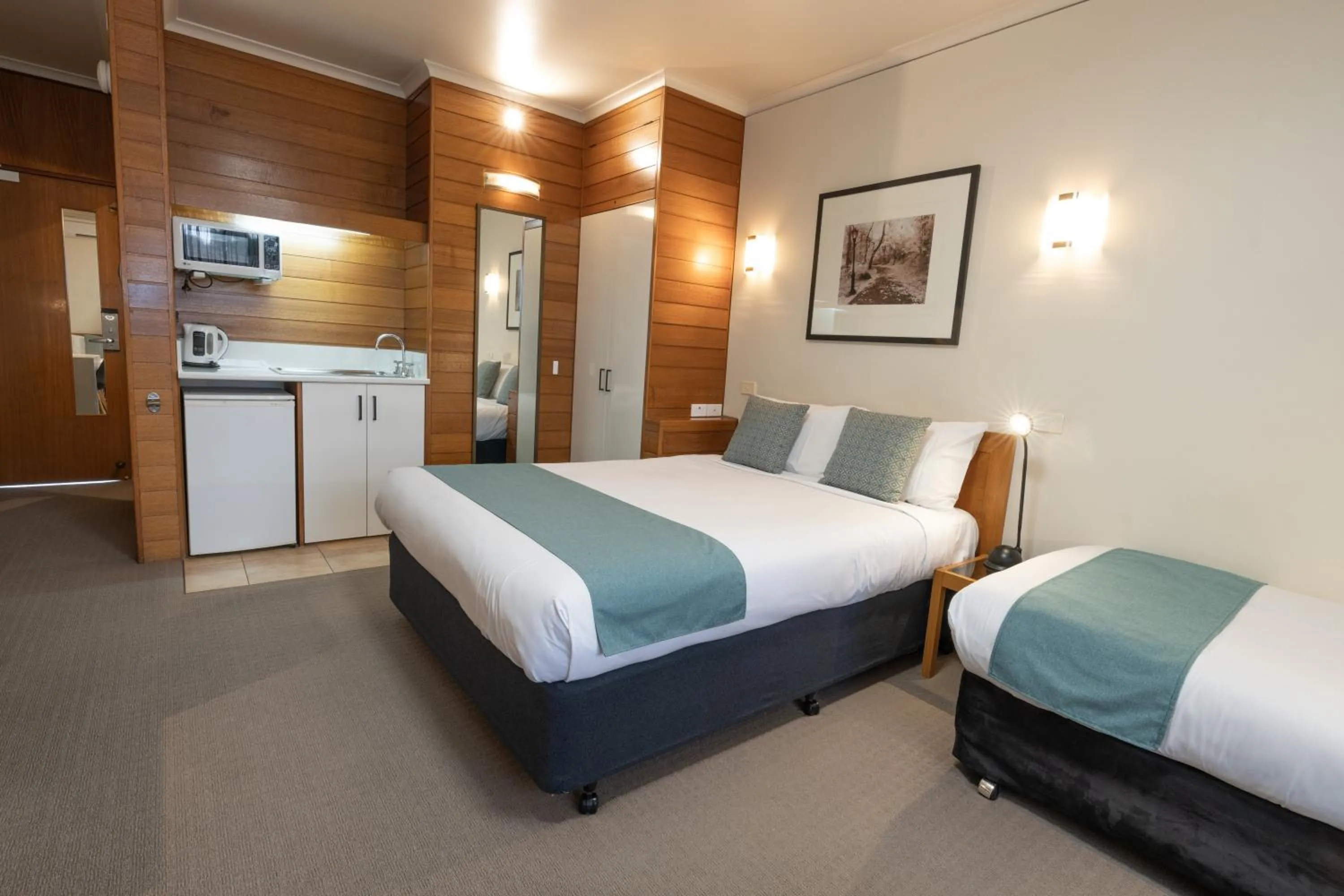 Bed in Sovereign Park Motor Inn