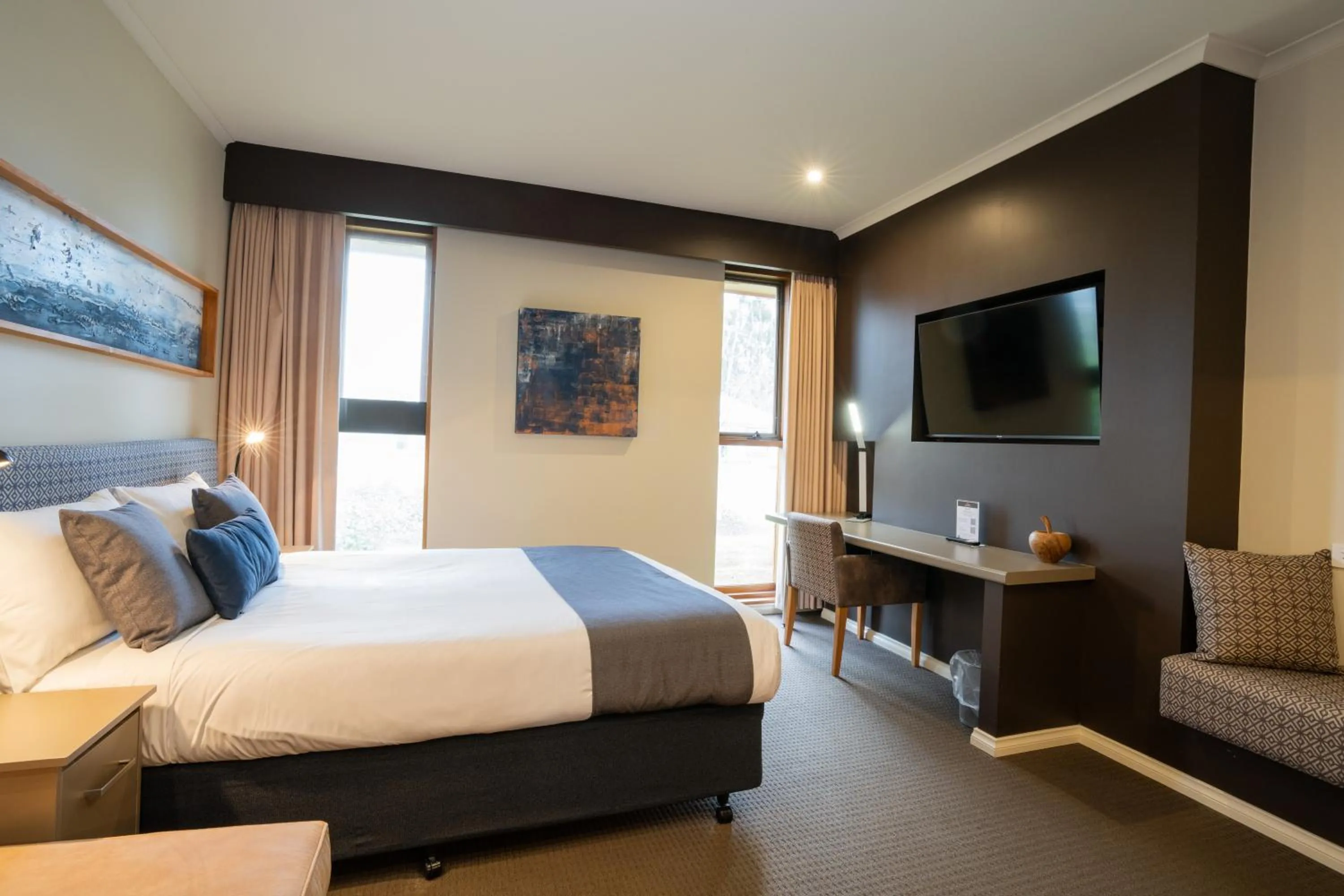 Bedroom, Bed in Sovereign Park Motor Inn