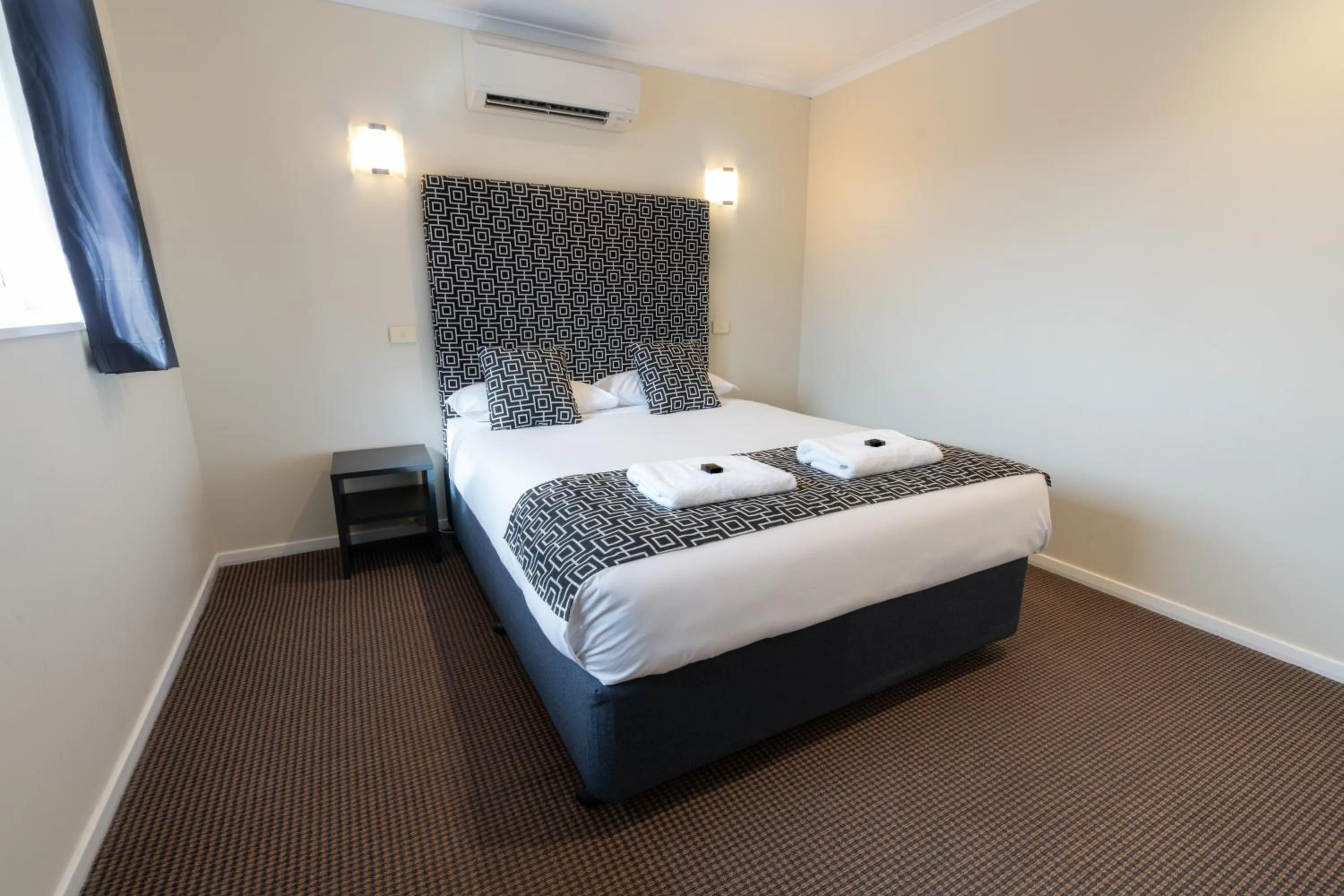 Bed in Sovereign Park Motor Inn