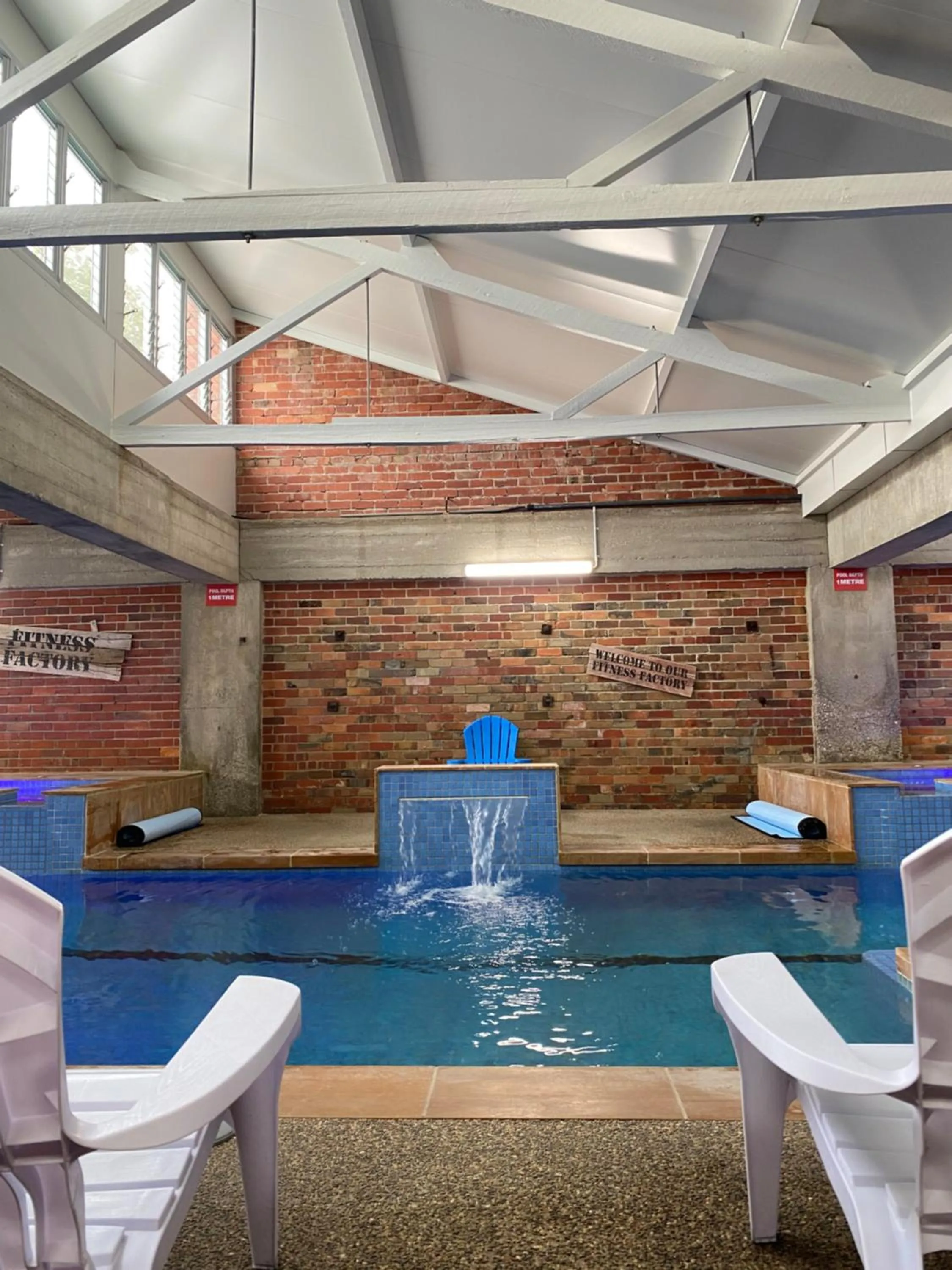 Swimming pool in Sovereign Park Motor Inn