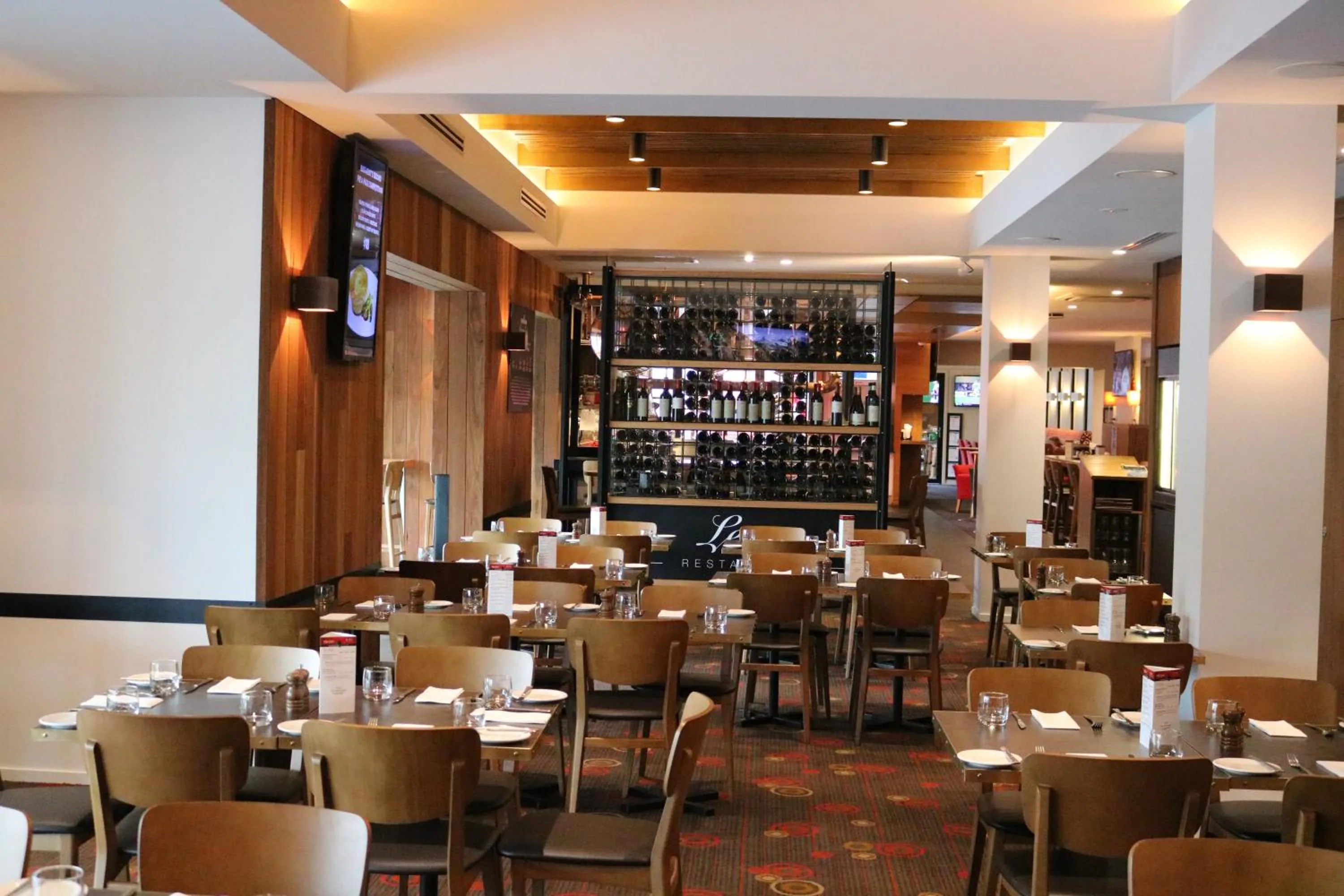 Restaurant/places to eat in Sovereign Park Motor Inn