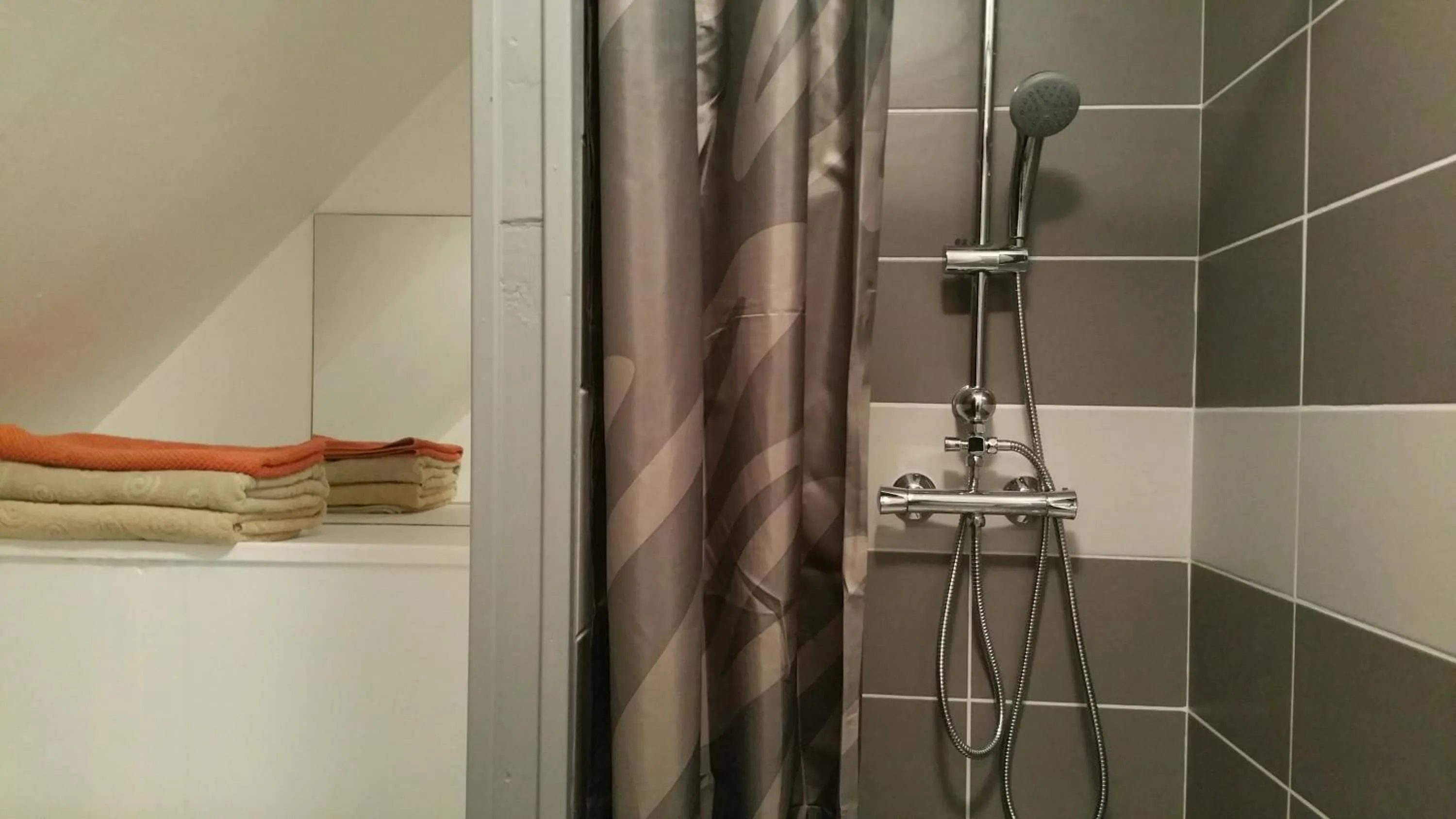 Shower in Meung sur Loire sur la route des Châteaux