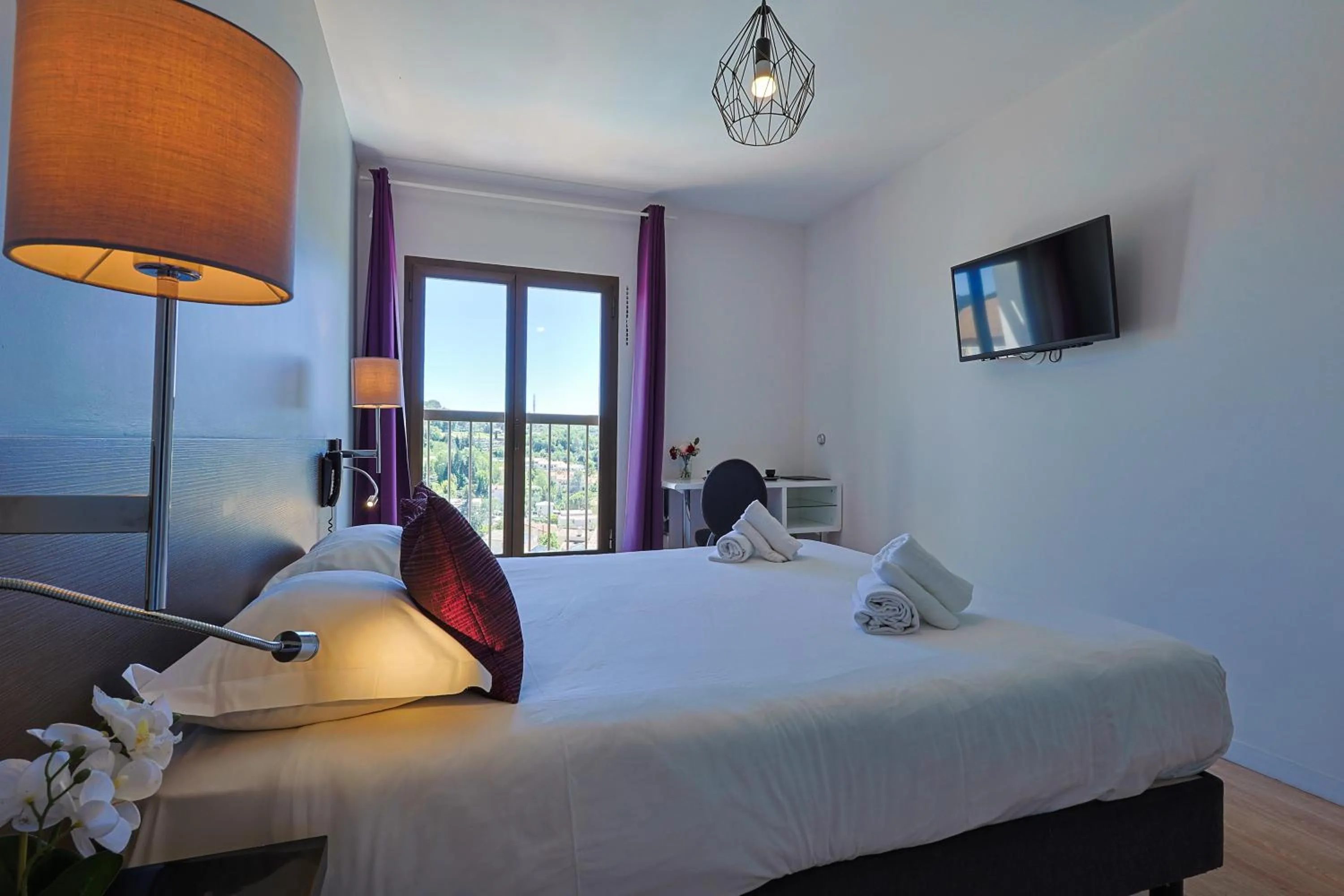 Bed in Logis Hotel Perla Riviera & Restaurant