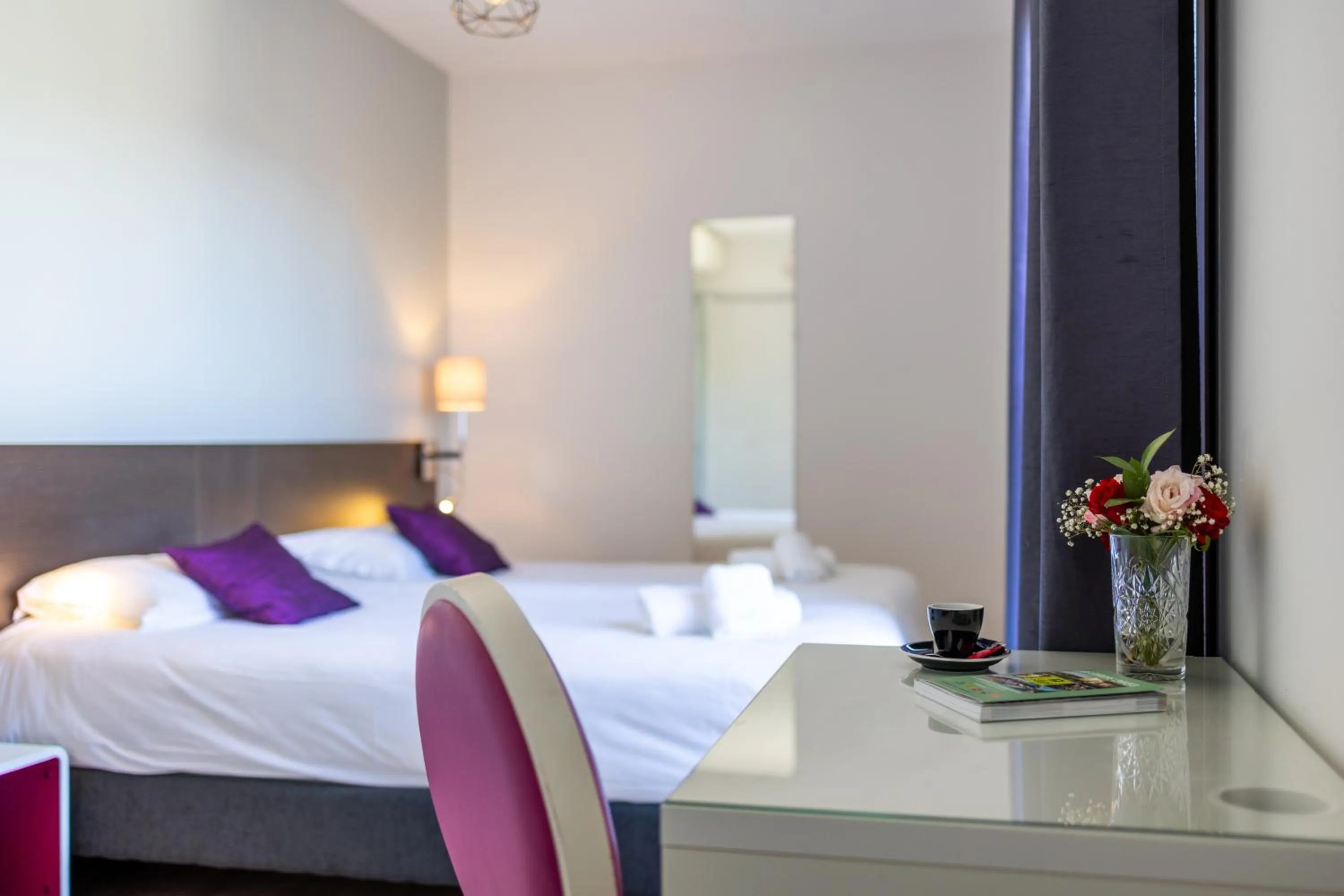 Bed in Logis Hotel Perla Riviera & Restaurant