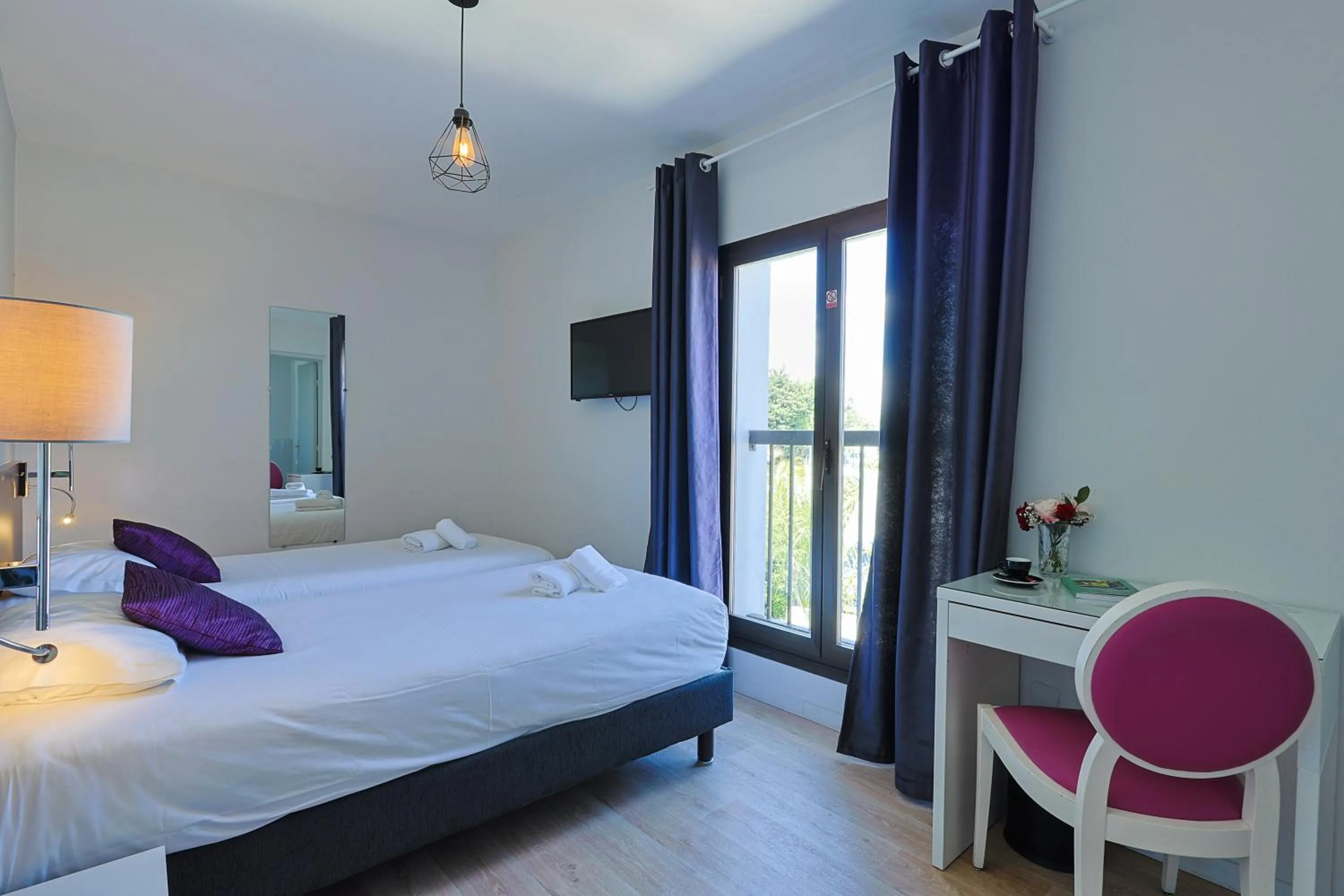 Bed in Logis Hotel Perla Riviera & Restaurant