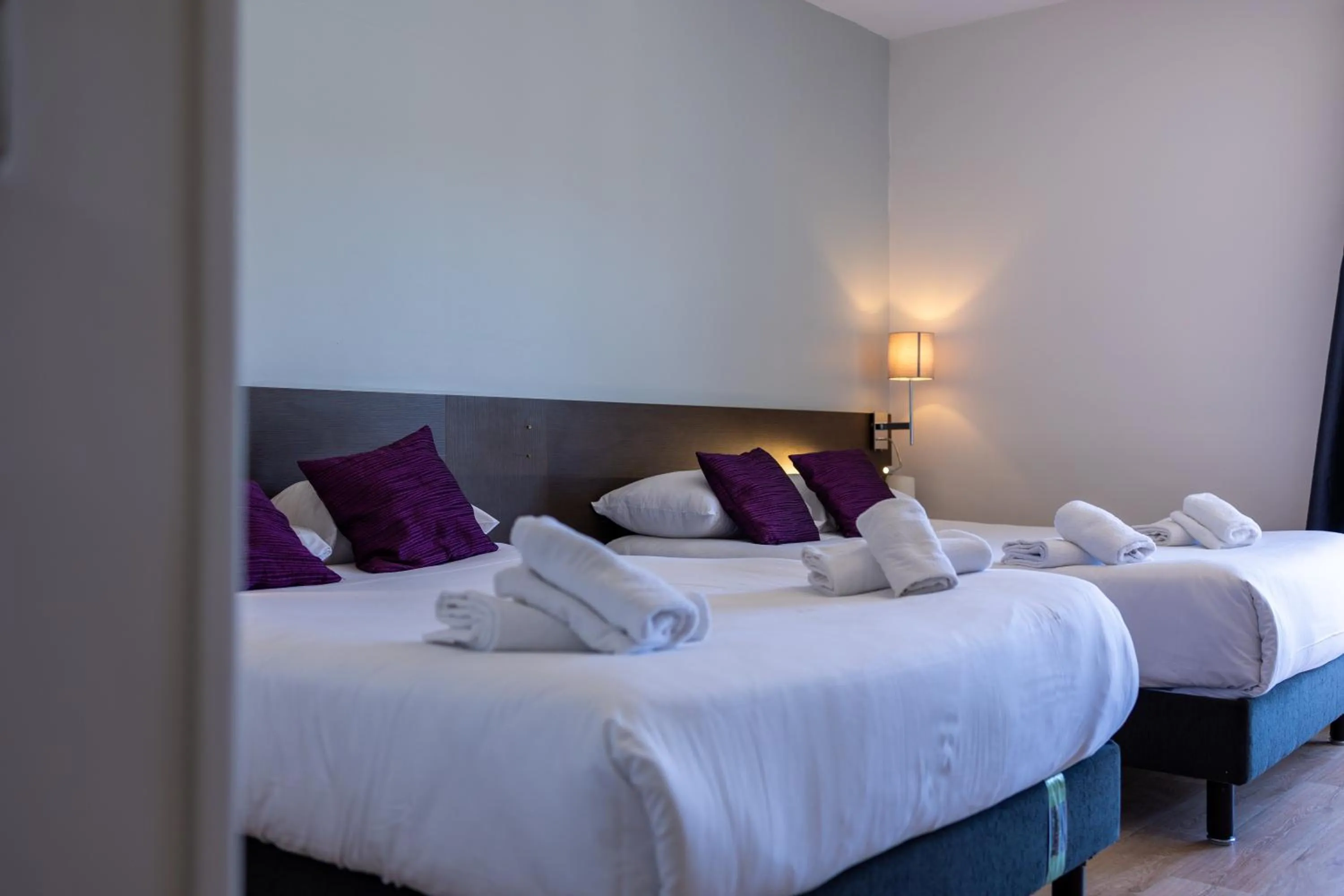 Bed in Logis Hotel Perla Riviera & Restaurant