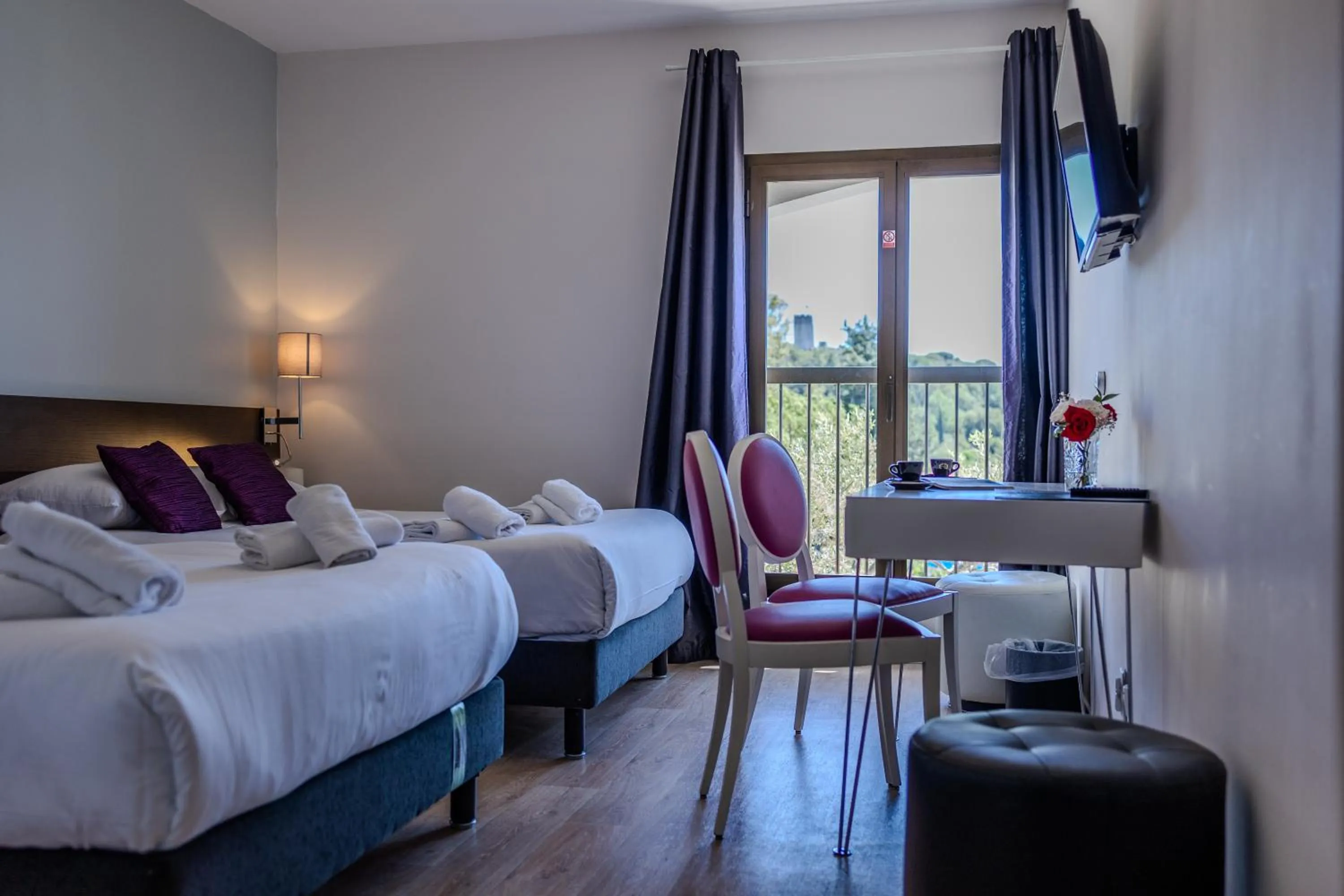 Bed in Logis Hotel Perla Riviera & Restaurant