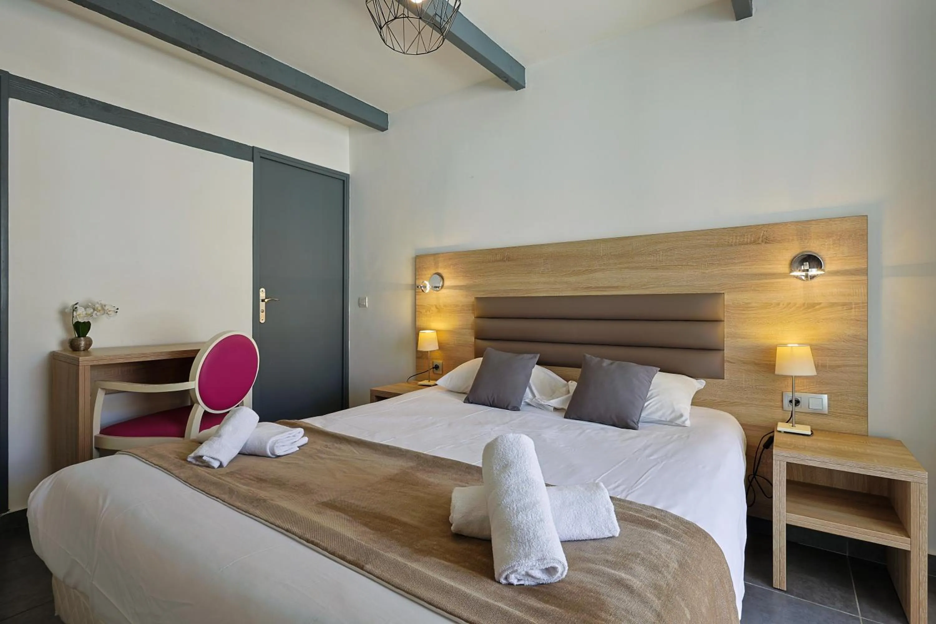Bed in Logis Hotel Perla Riviera & Restaurant