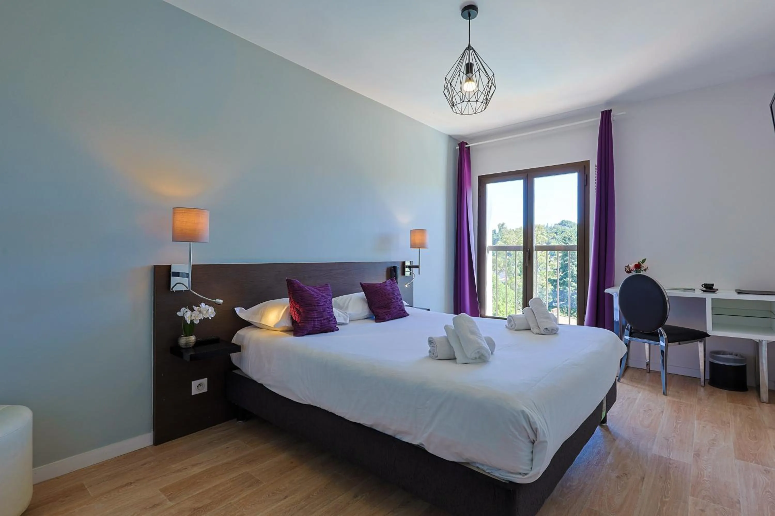 Bed in Logis Hotel Perla Riviera & Restaurant