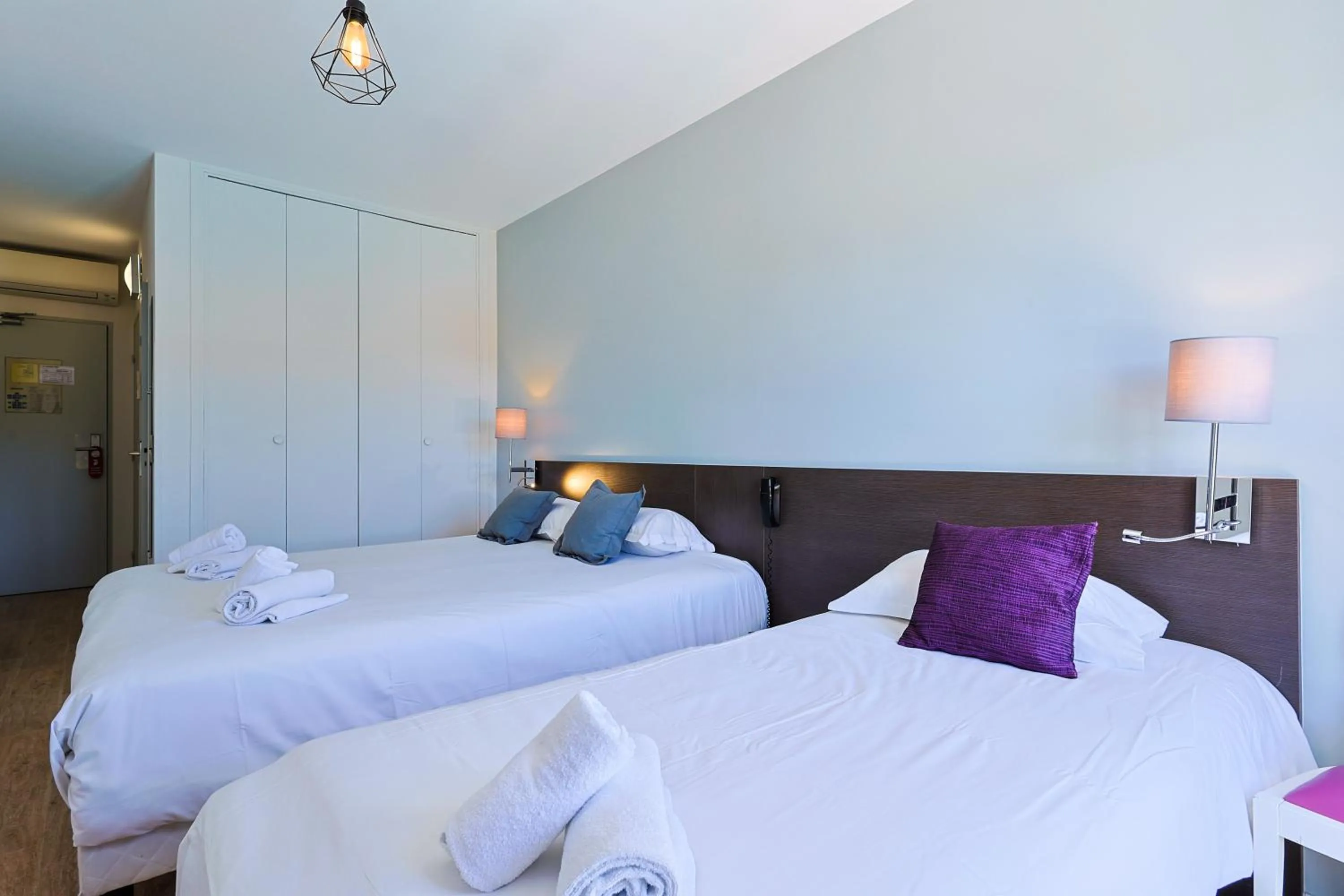 Bed in Logis Hotel Perla Riviera & Restaurant