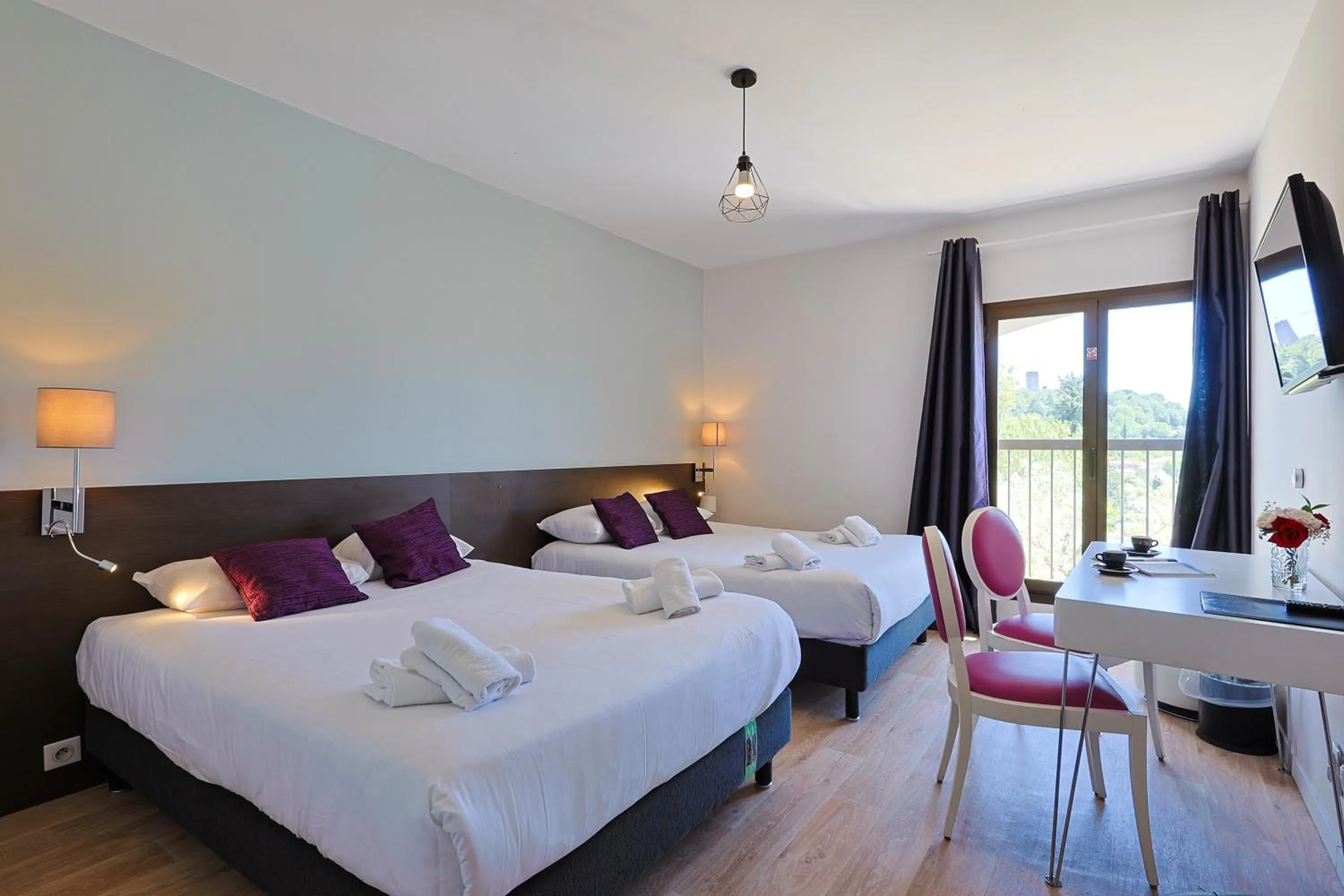 Bed in Logis Hotel Perla Riviera & Restaurant