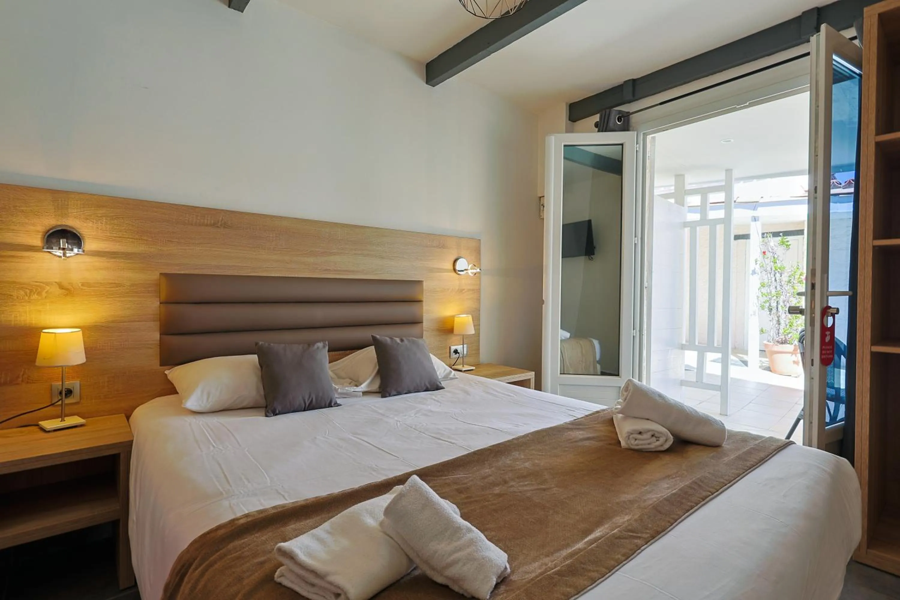 Bed in Logis Hotel Perla Riviera & Restaurant