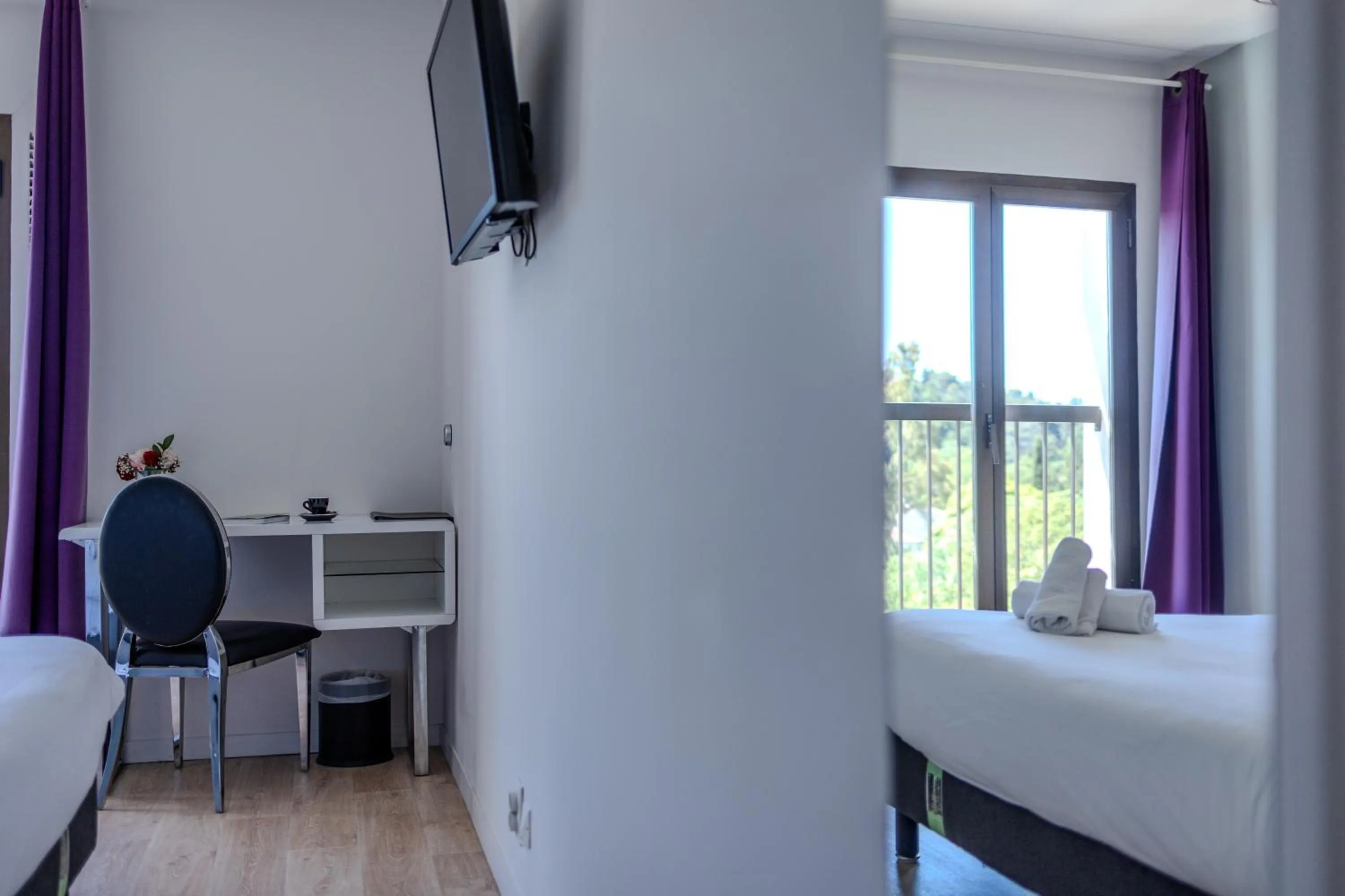 Bed in Logis Hotel Perla Riviera & Restaurant