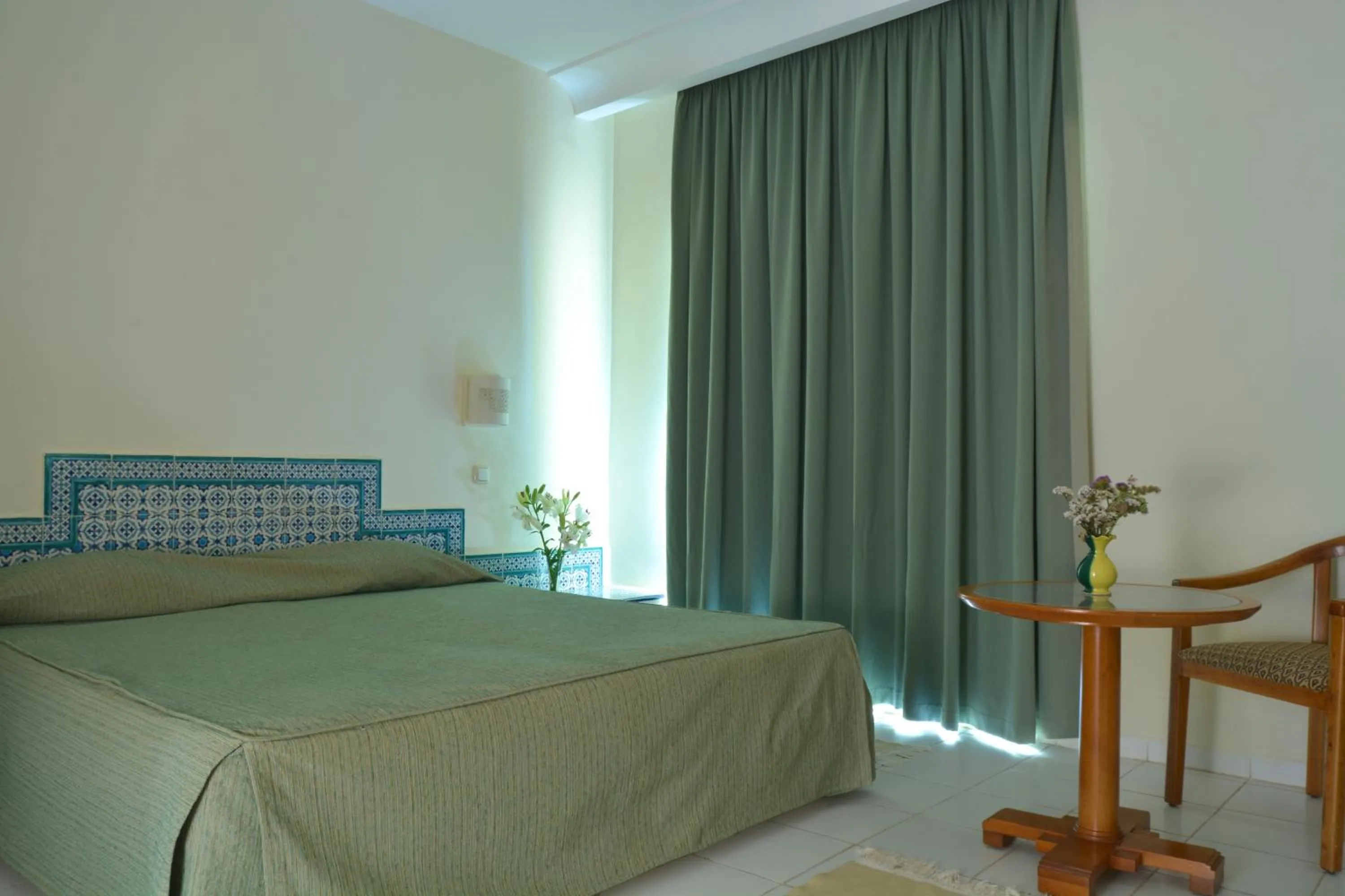 Bed in Hotel Venice Beach- Families and Couples Only