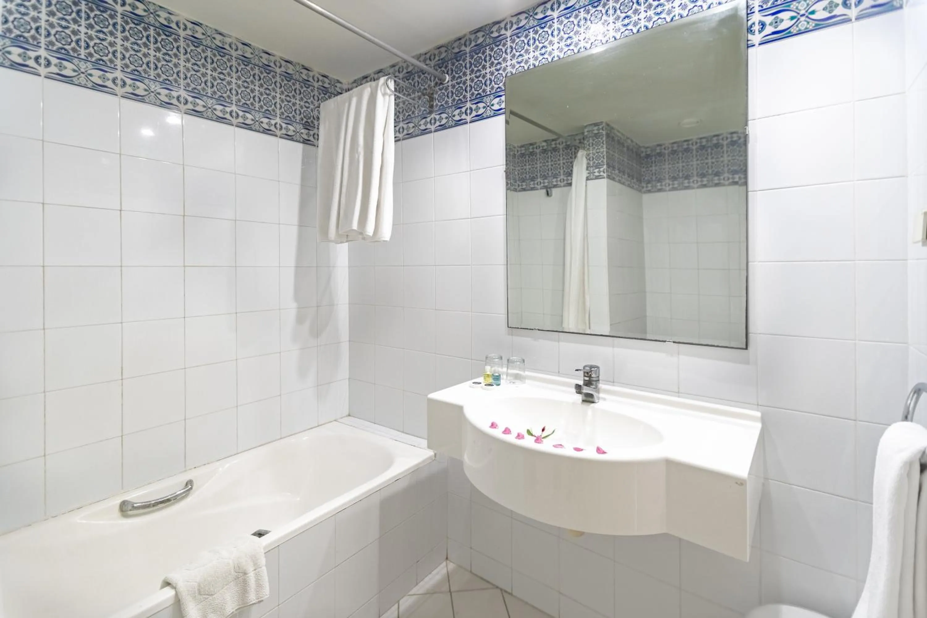 Bathroom in Hotel Venice Beach- Families and Couples Only