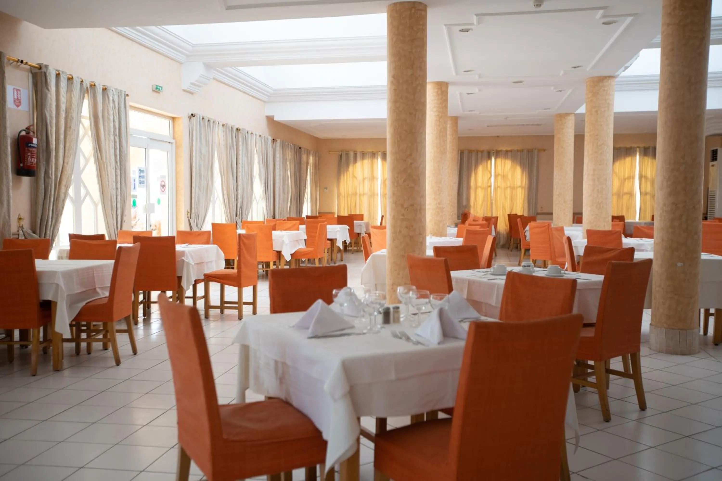 Restaurant/places to eat in Hotel Venice Beach- Families and Couples Only