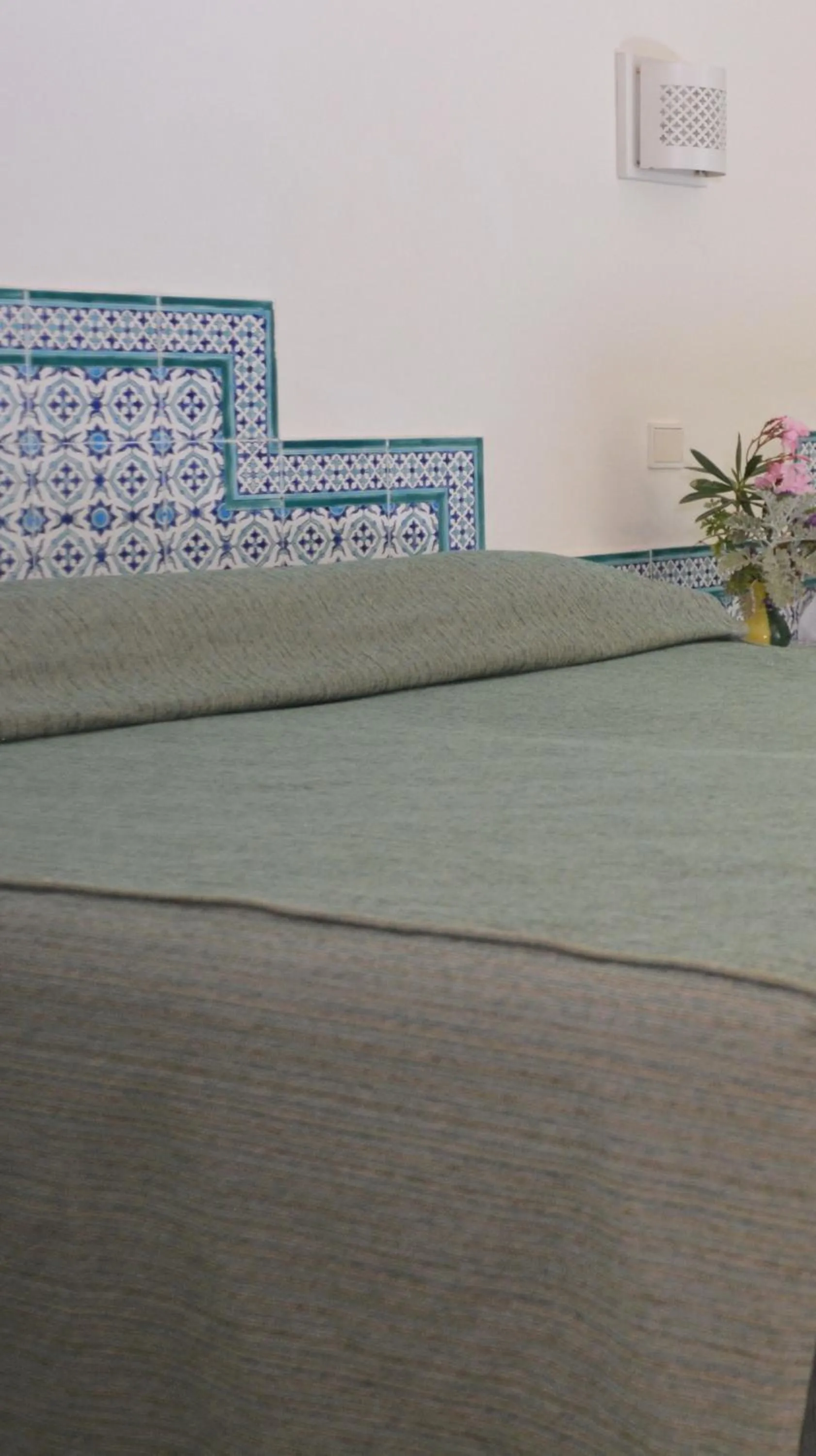 Bed in Hotel Venice Beach- Families and Couples Only