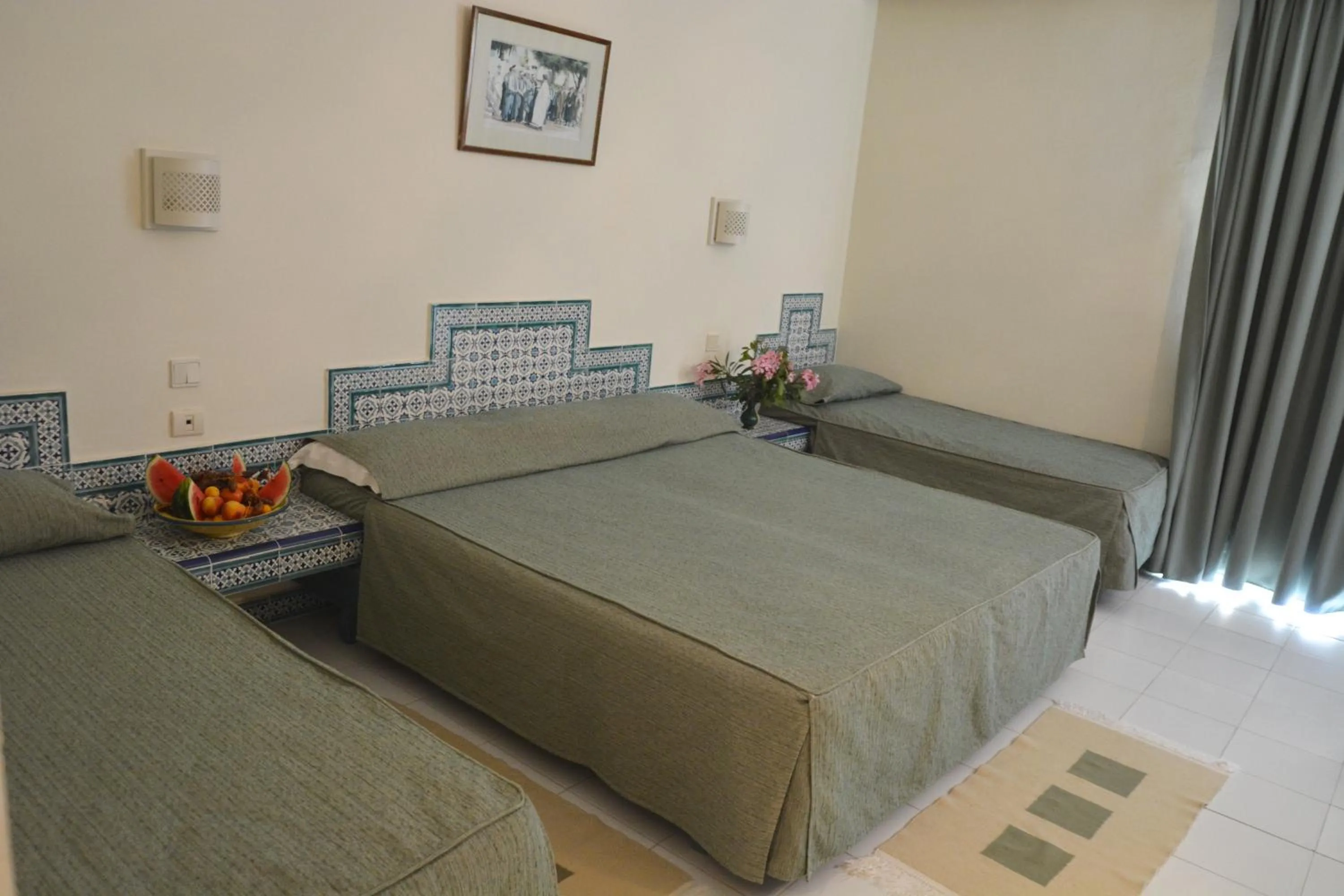 Bed in Hotel Venice Beach- Families and Couples Only