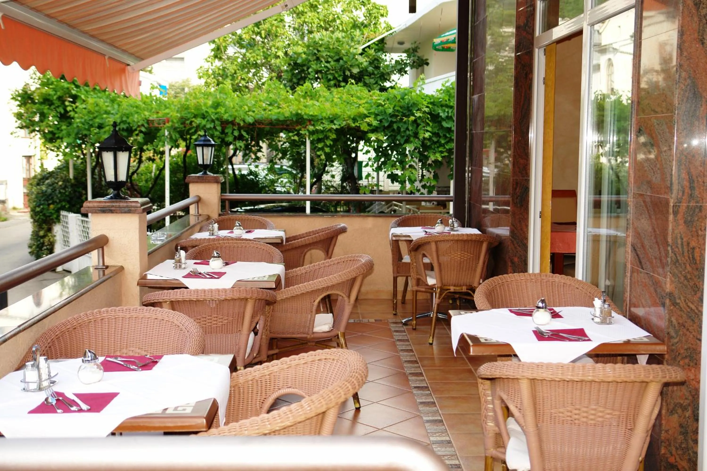 Restaurant/places to eat in Hotel Fineso