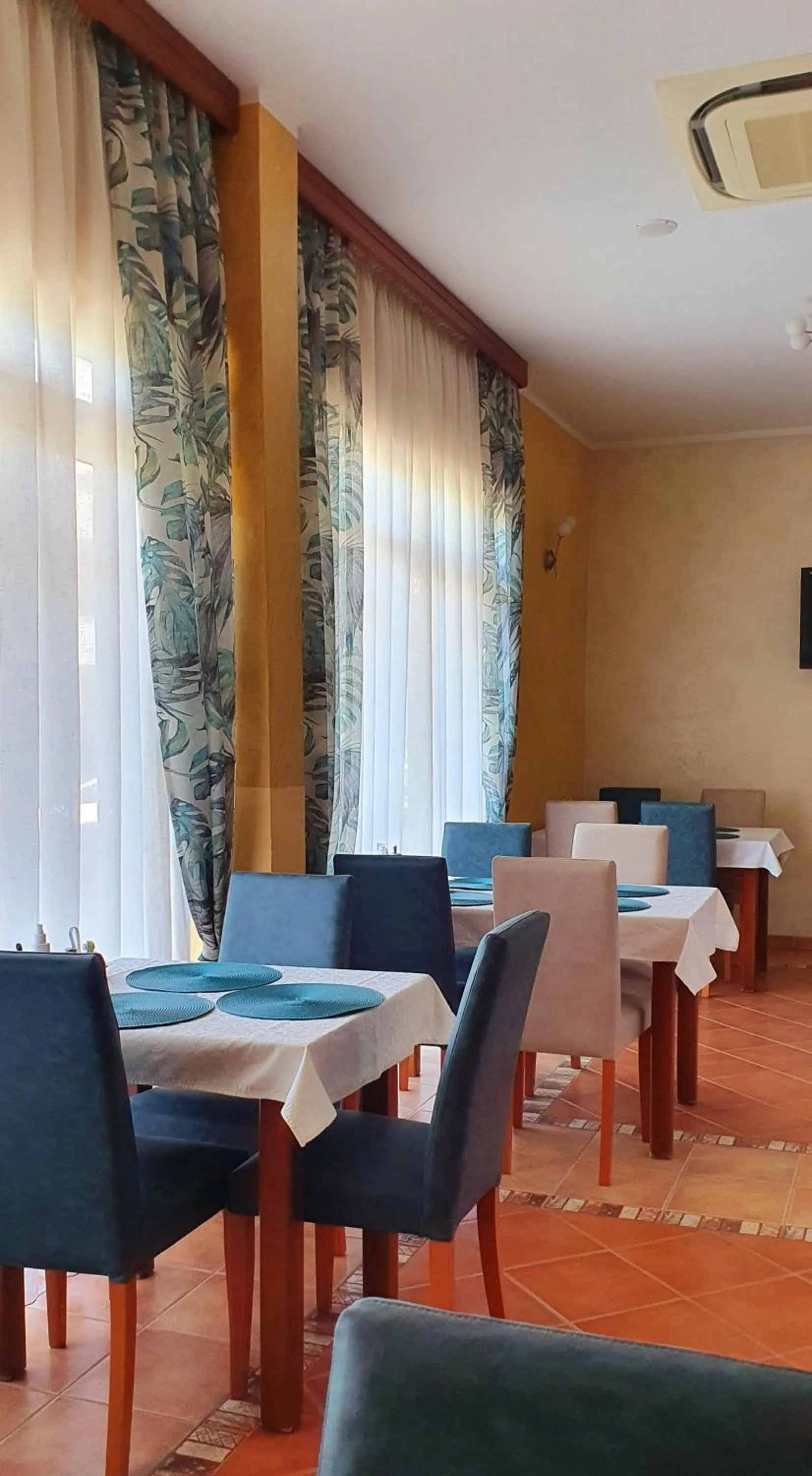 Restaurant/places to eat in Hotel Fineso