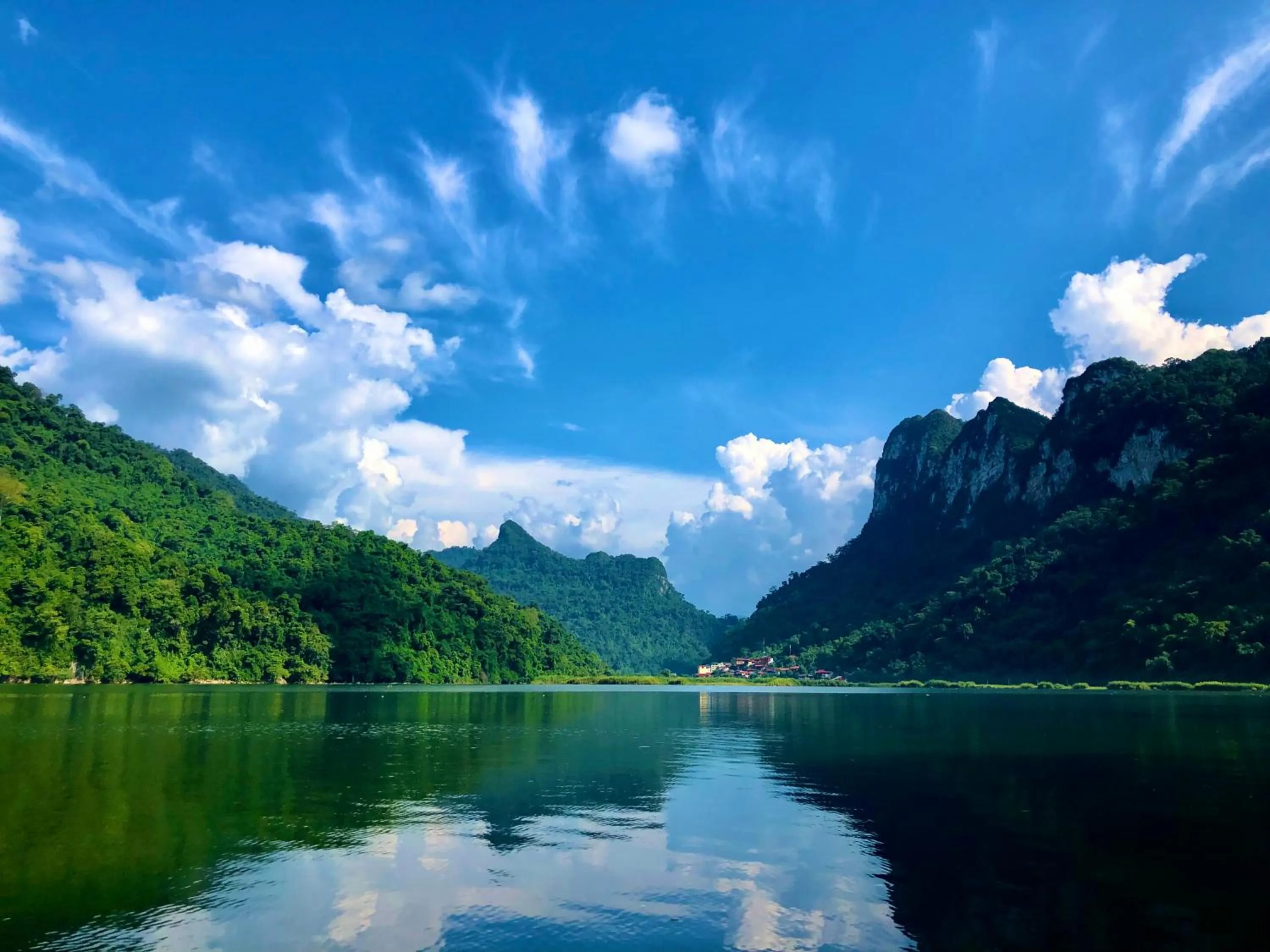 Lake view in Ba Be lake-Huyền Hào Homestay