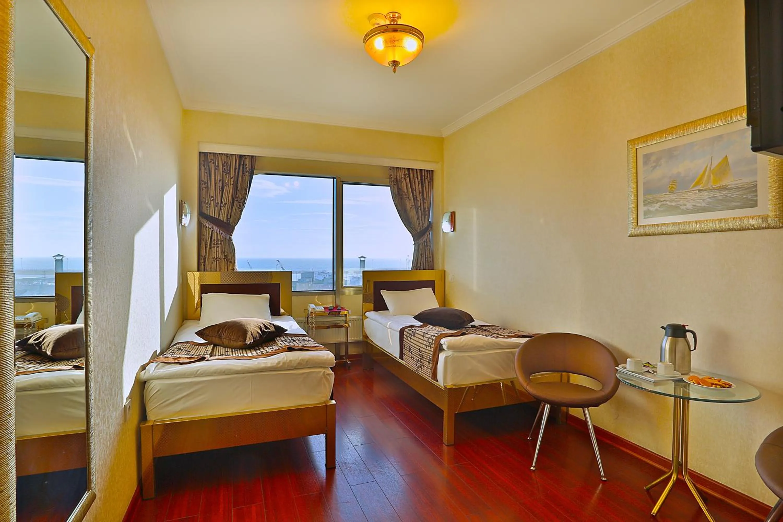 Photo of the whole room, Bed in Grand Madrid Hotel