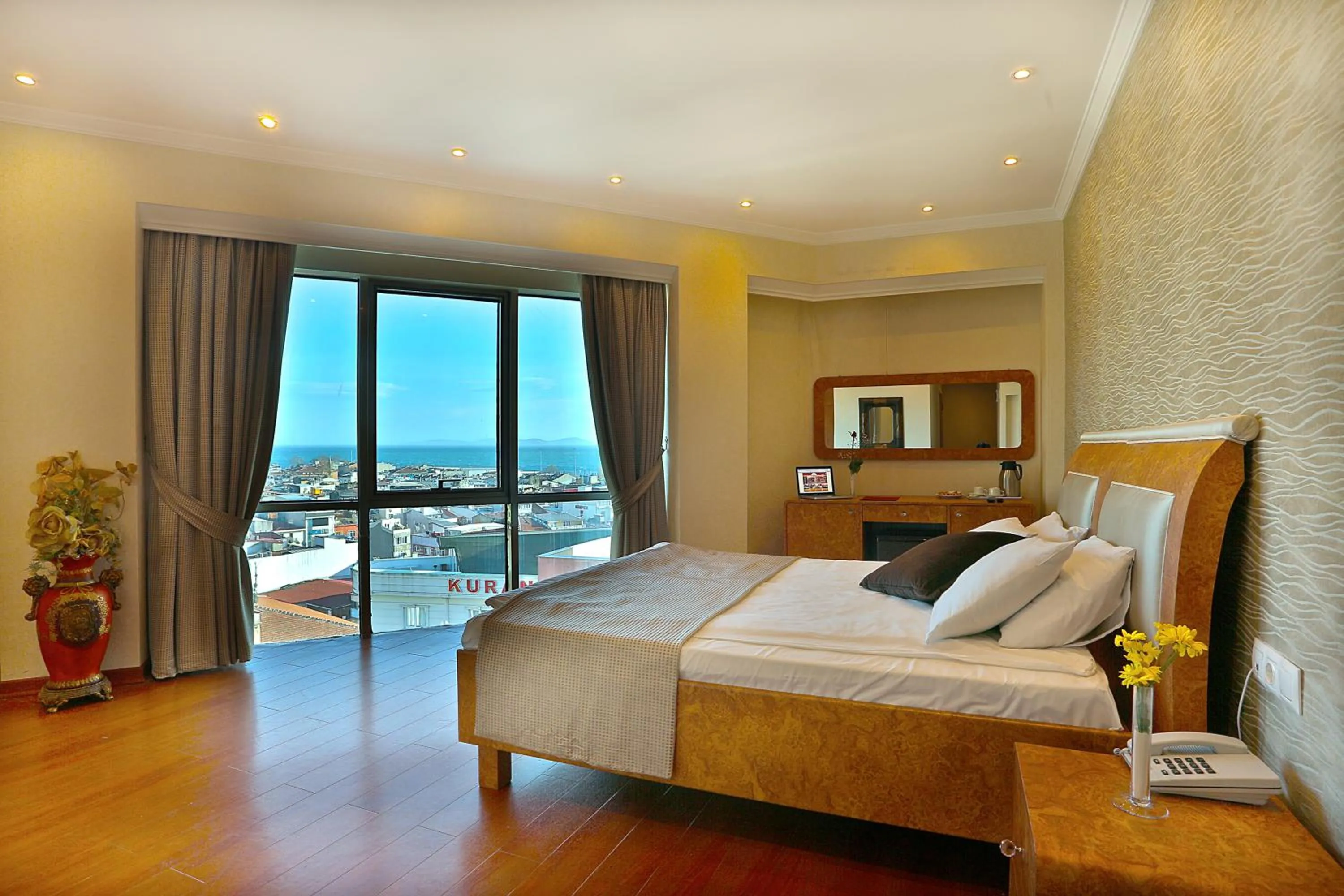 Photo of the whole room, Bed in Grand Madrid Hotel