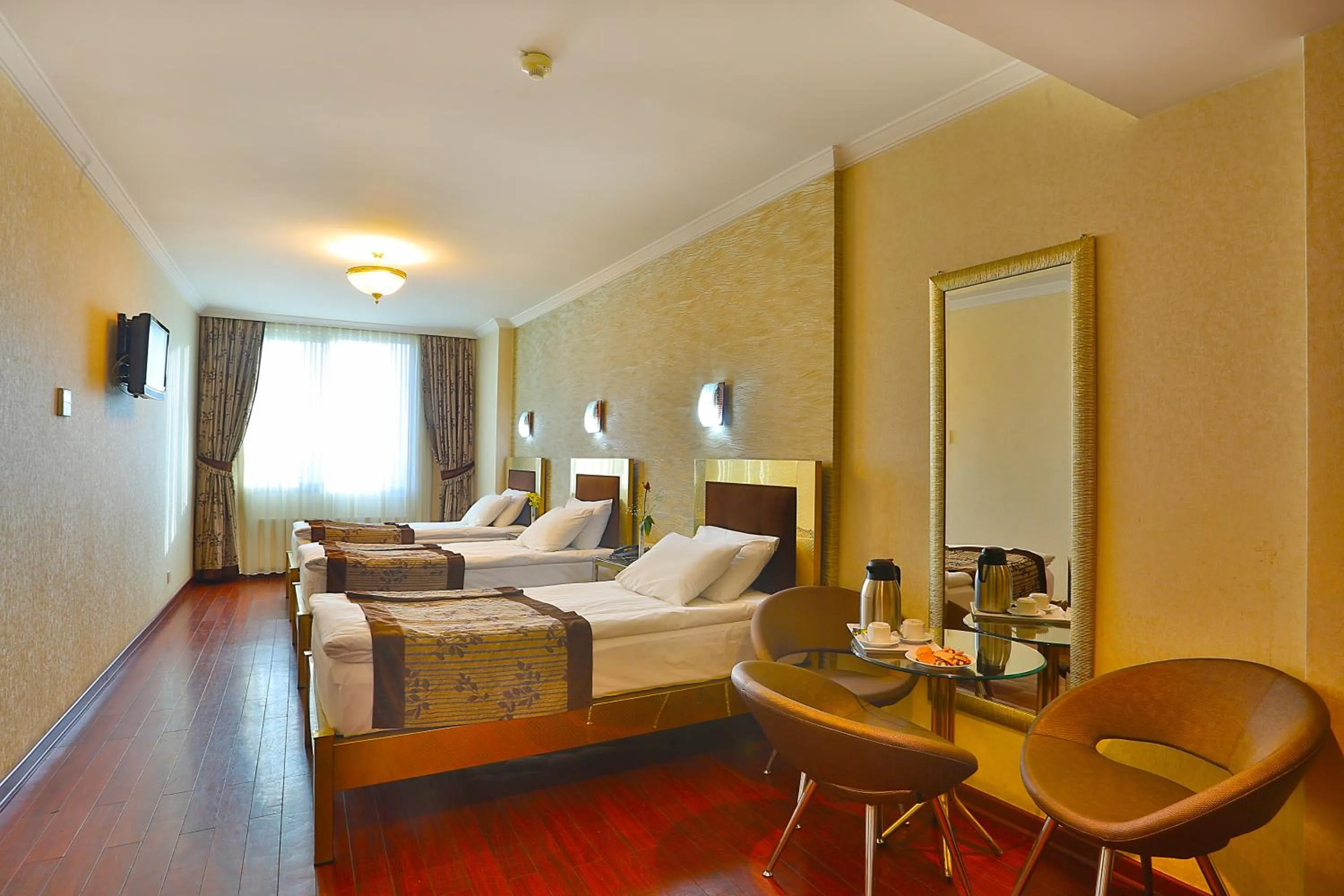 Photo of the whole room in Grand Madrid Hotel