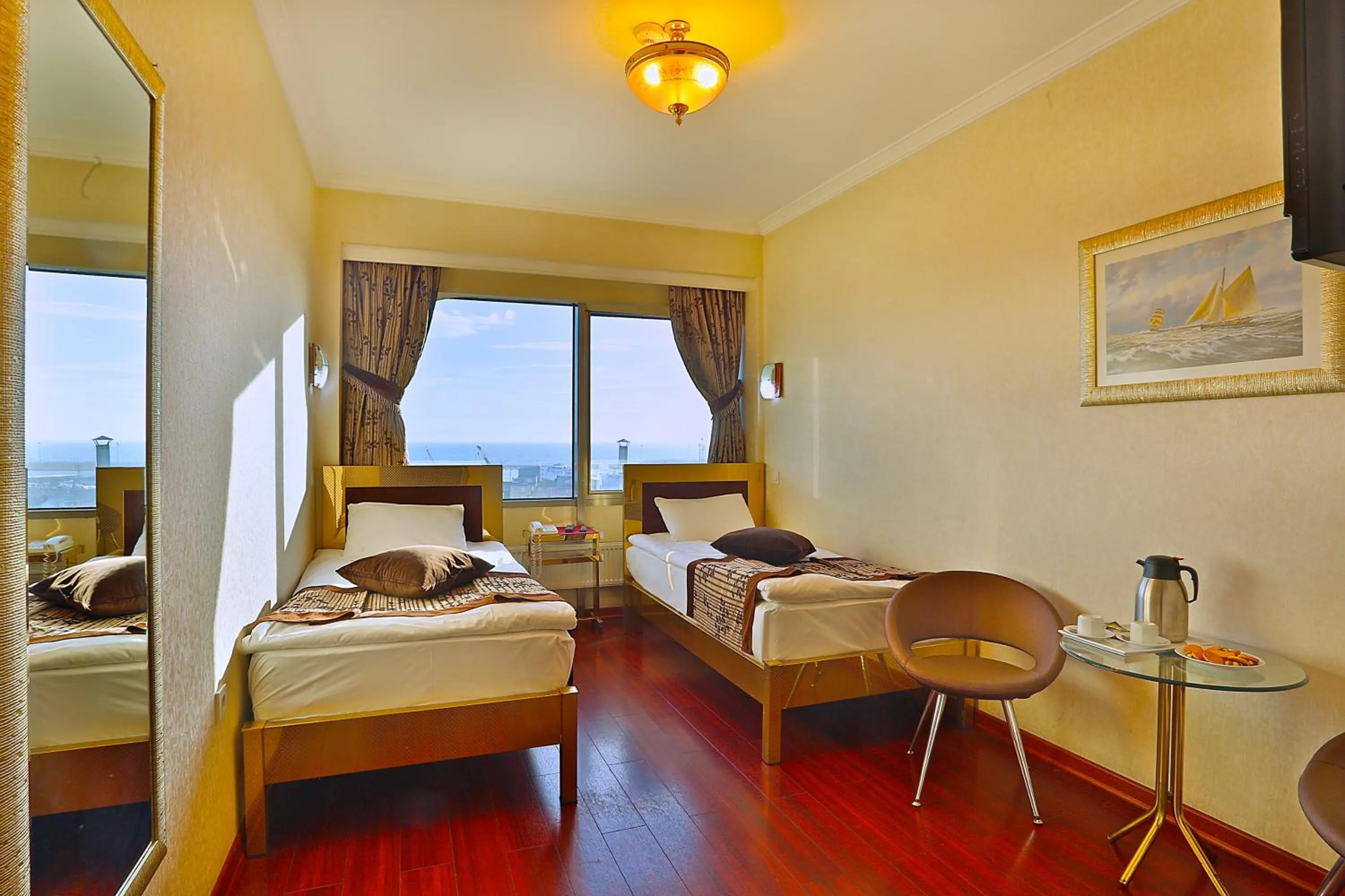 Photo of the whole room, Bed in Grand Madrid Hotel