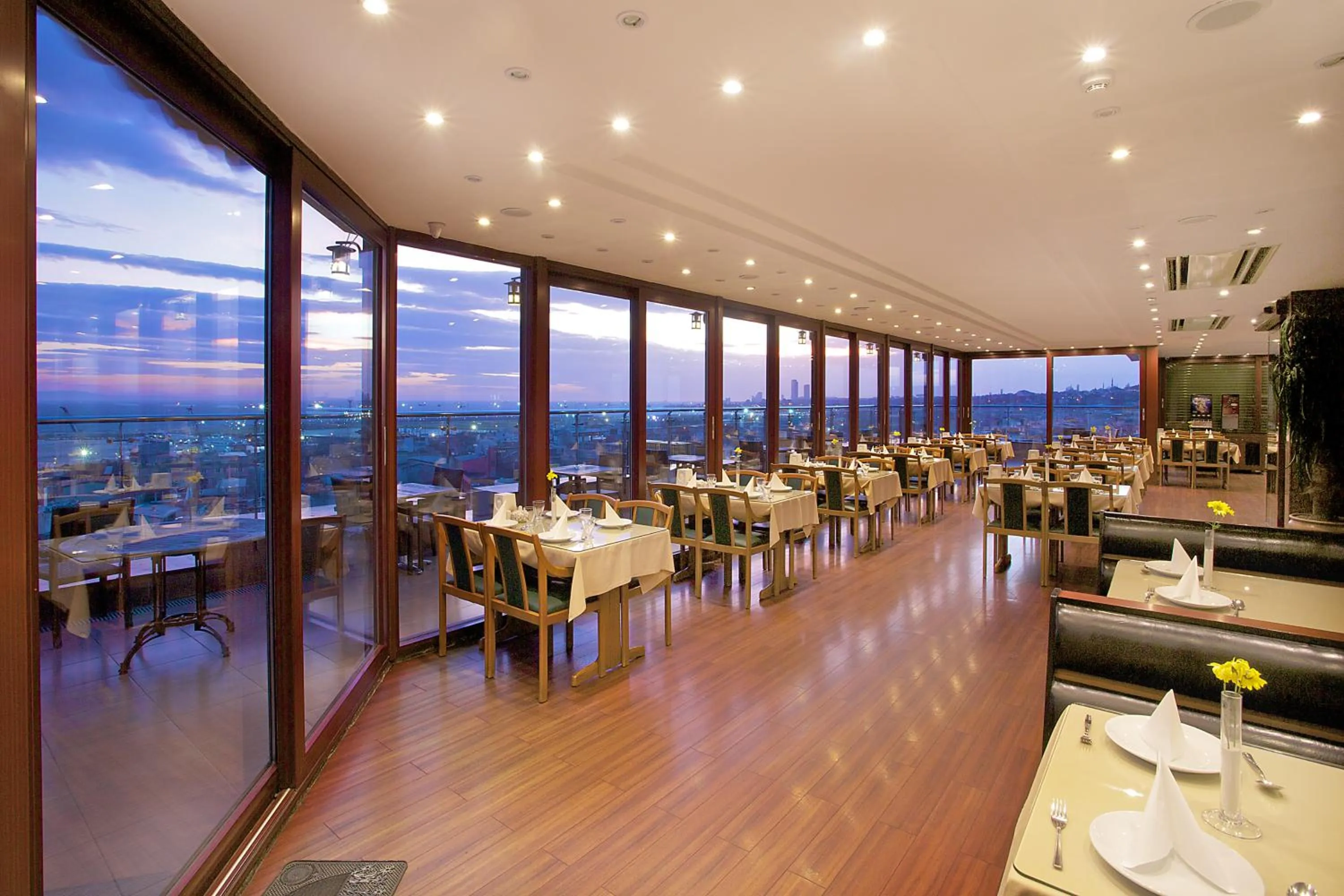 Restaurant/places to eat in Grand Madrid Hotel