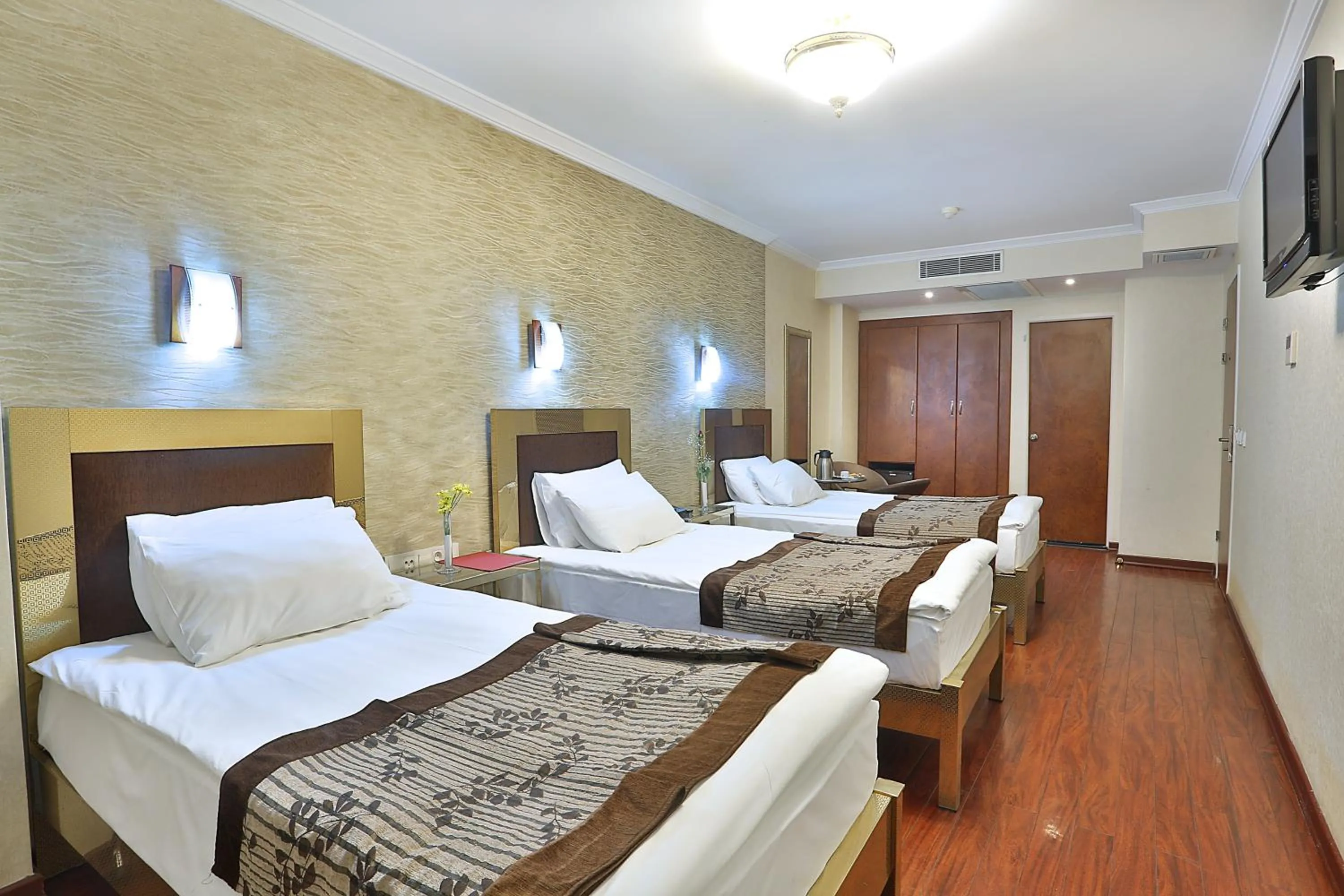 Photo of the whole room, Bed in Grand Madrid Hotel