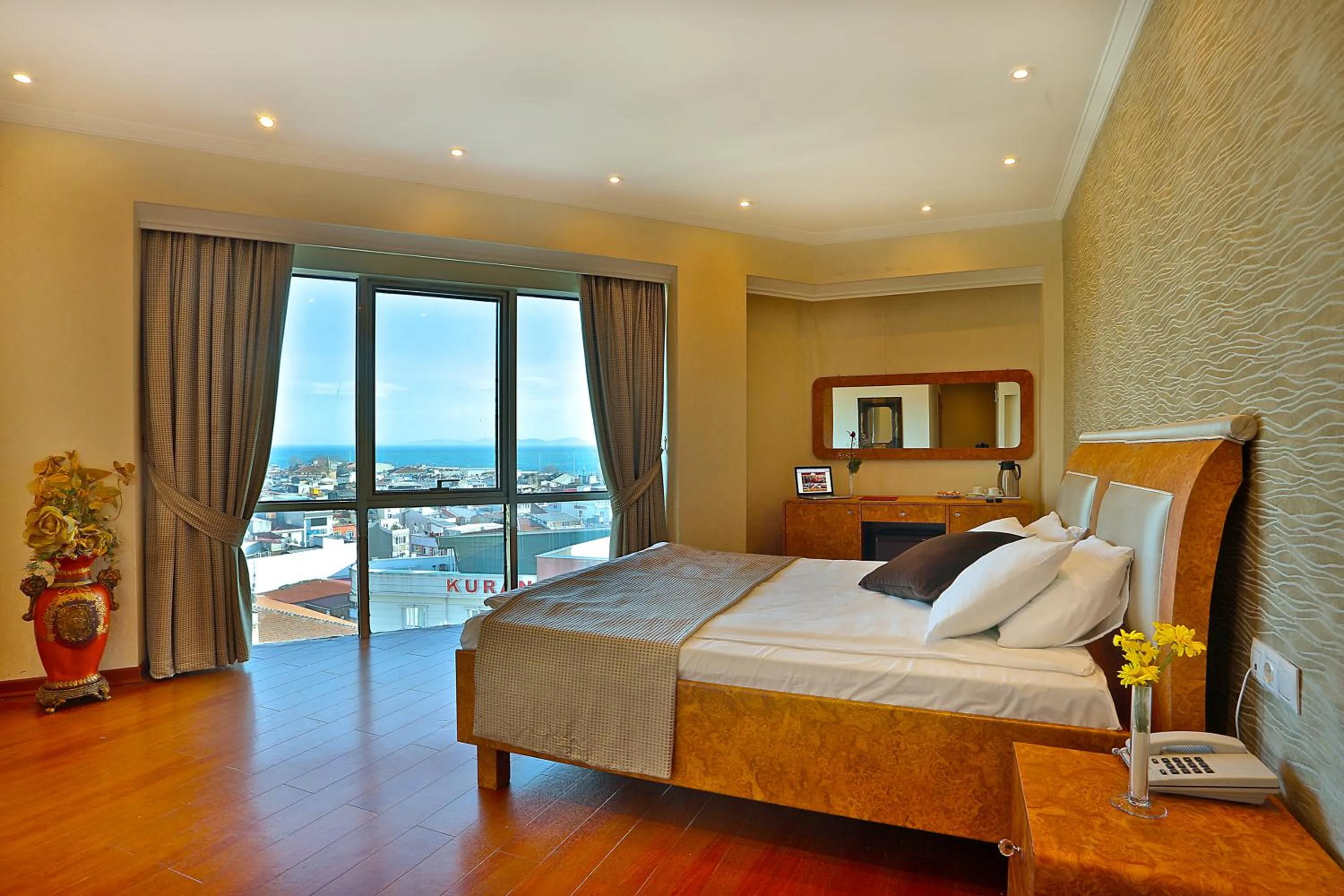 Photo of the whole room, Bed in Grand Madrid Hotel