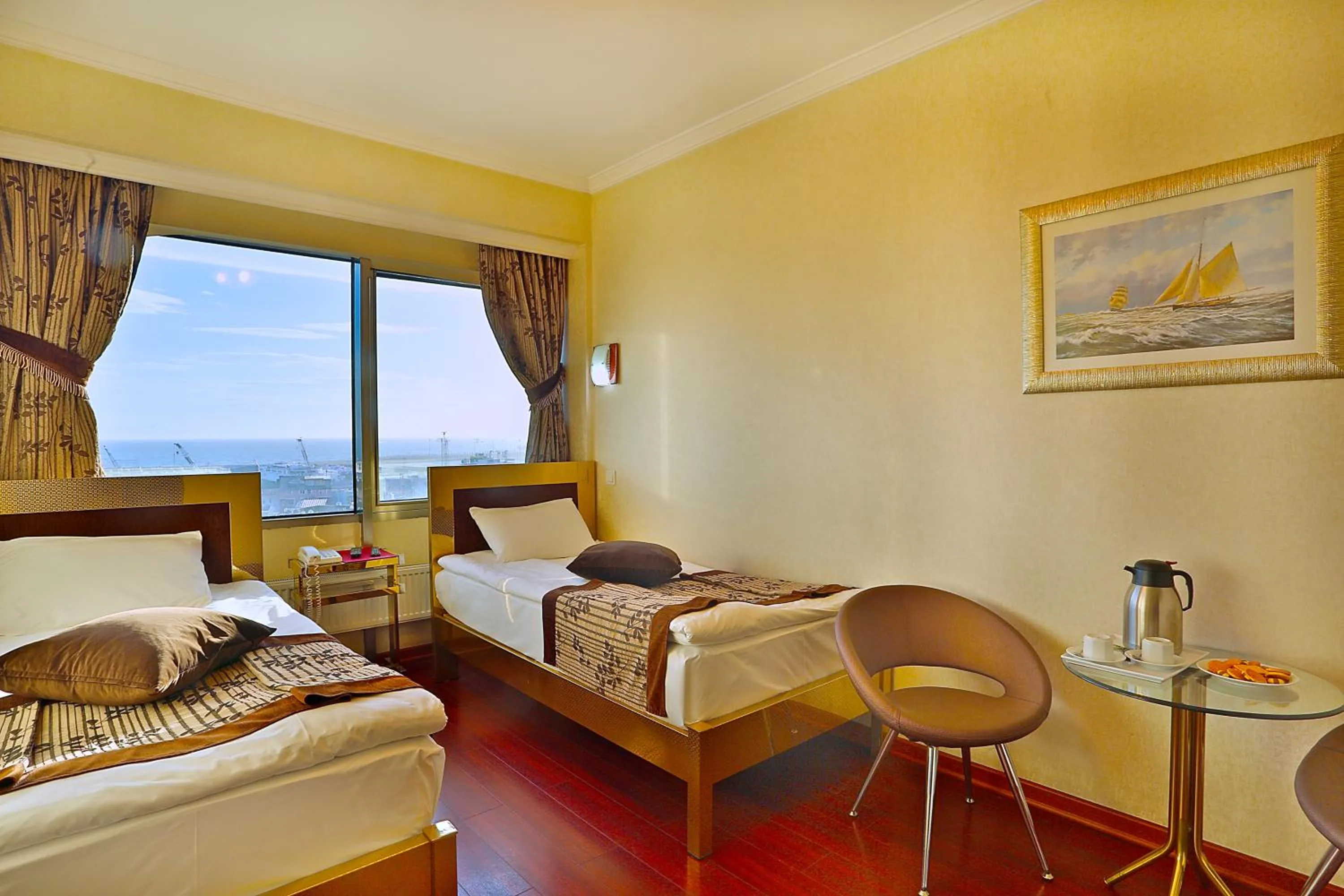 Photo of the whole room, Bed in Grand Madrid Hotel