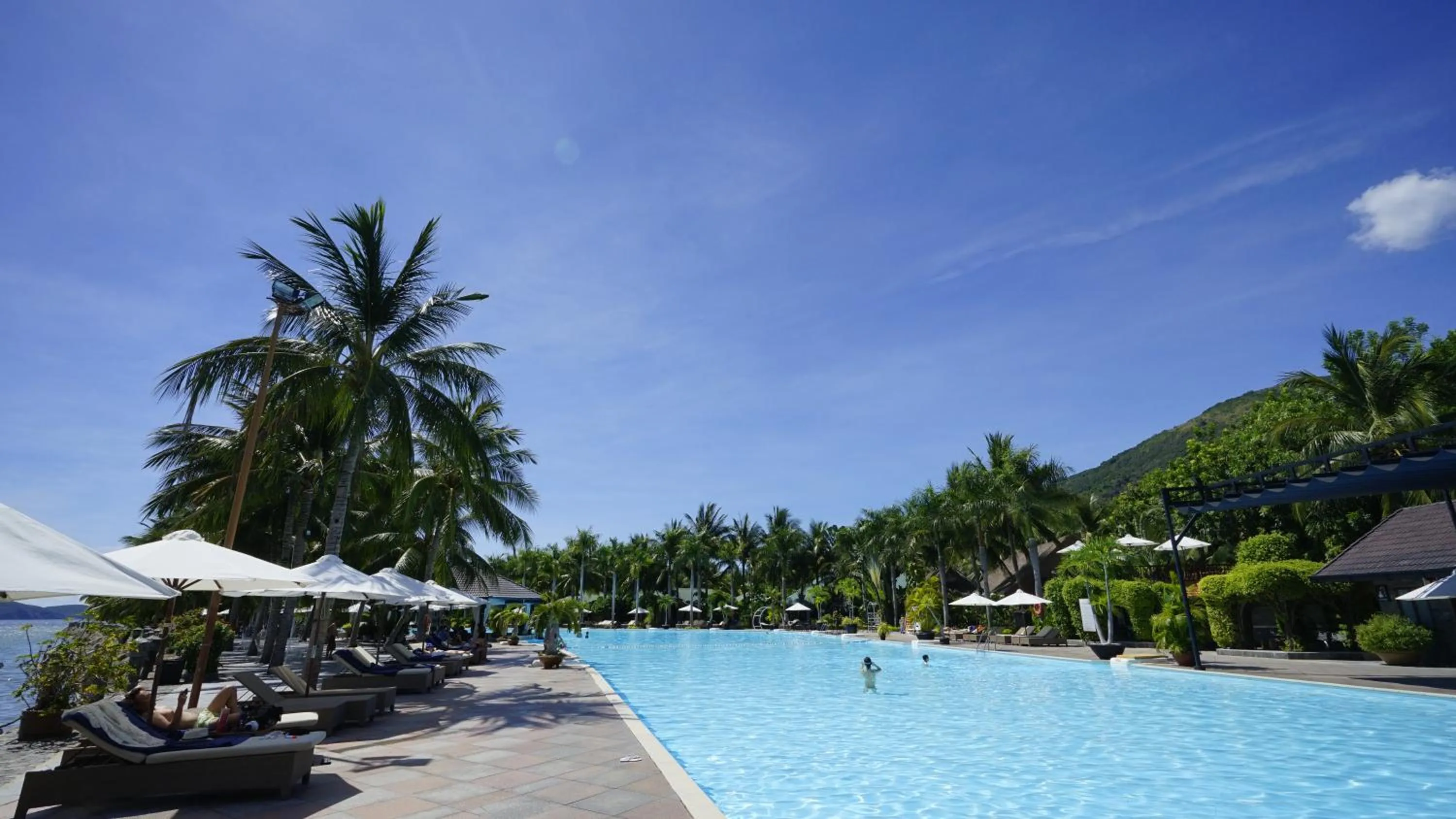 Swimming pool in Diamond Bay Resort & Spa
