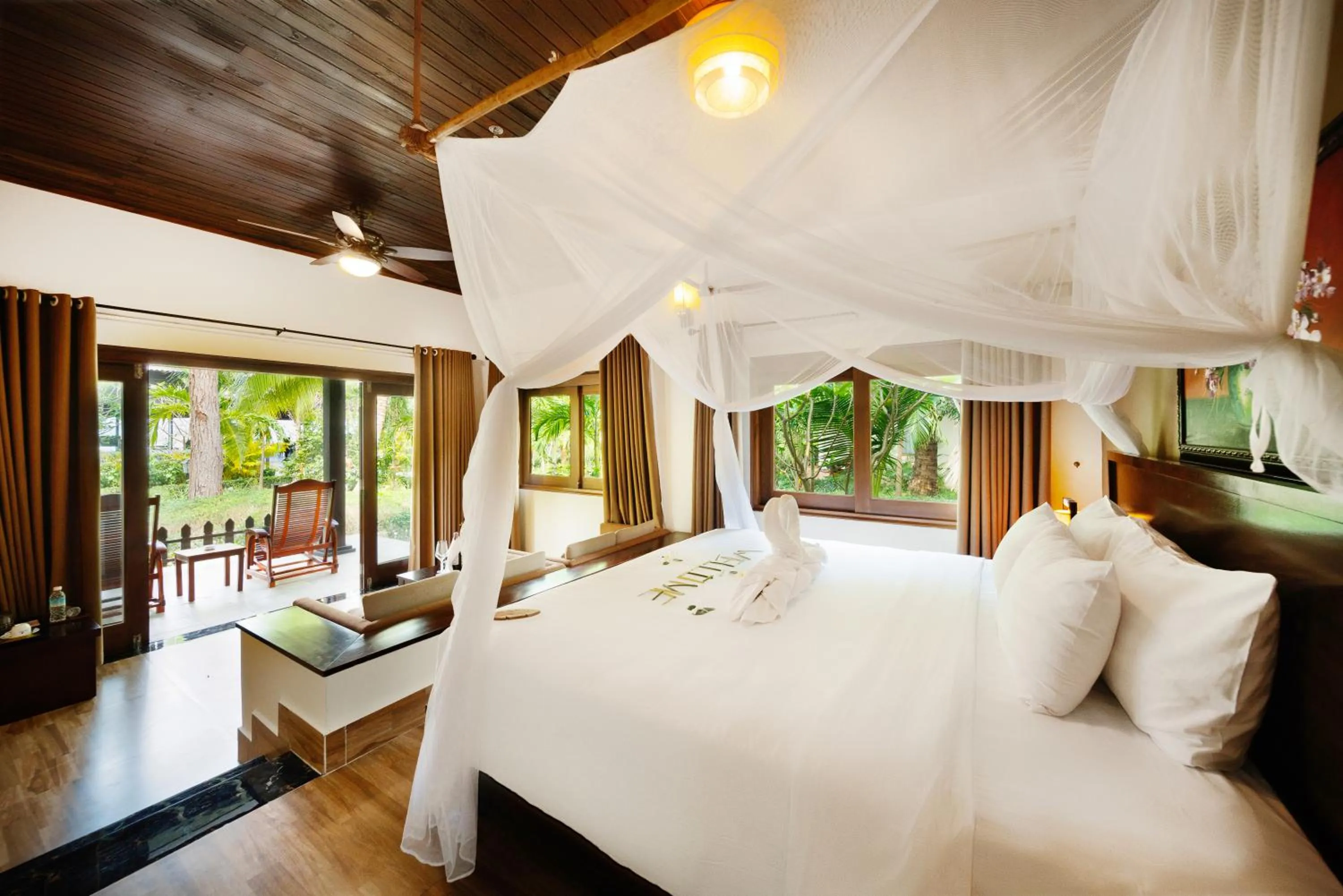 View (from property/room), Bed in Diamond Bay Resort & Spa