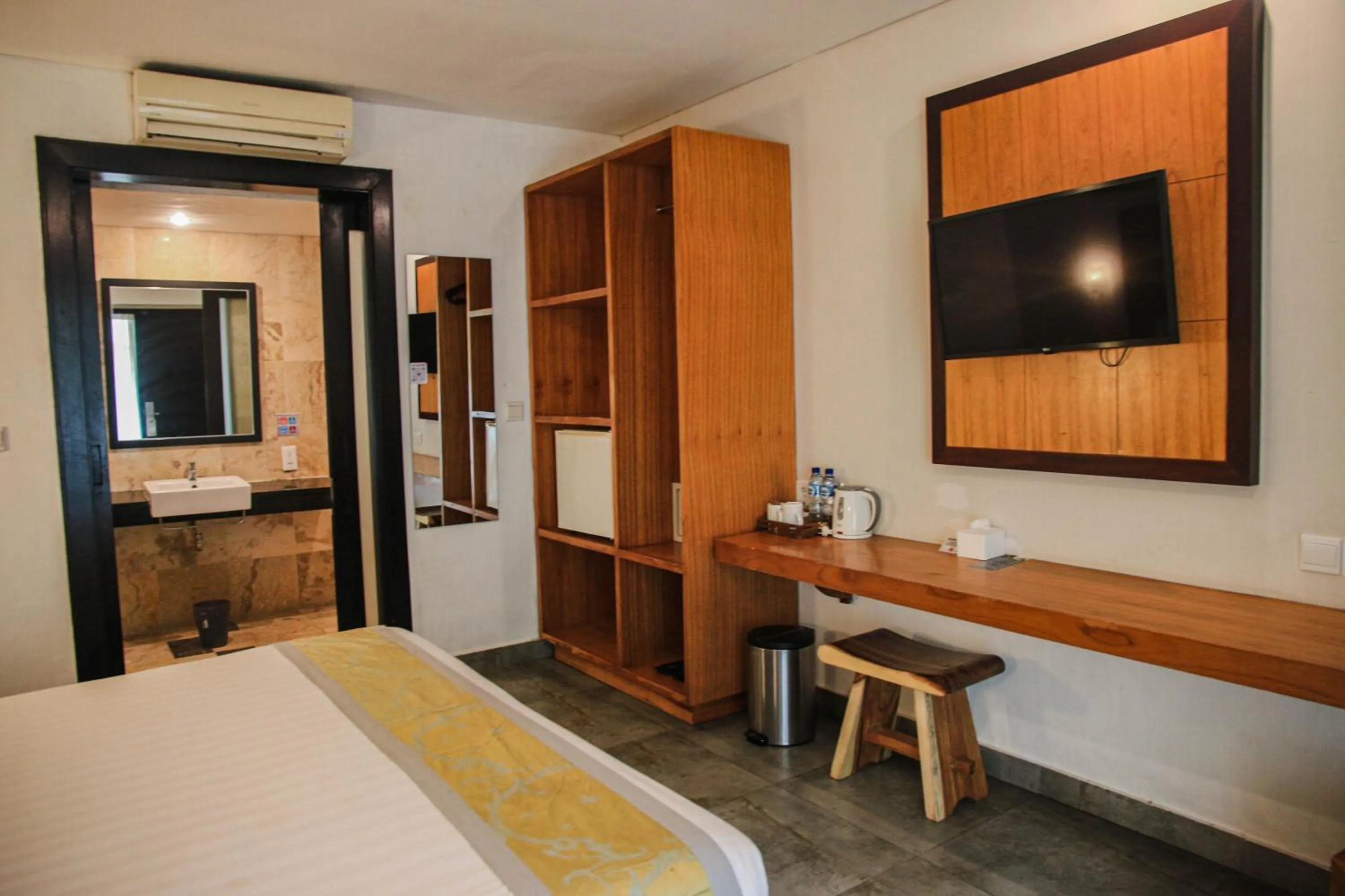 Photo of the whole room, Bed in Dekuta