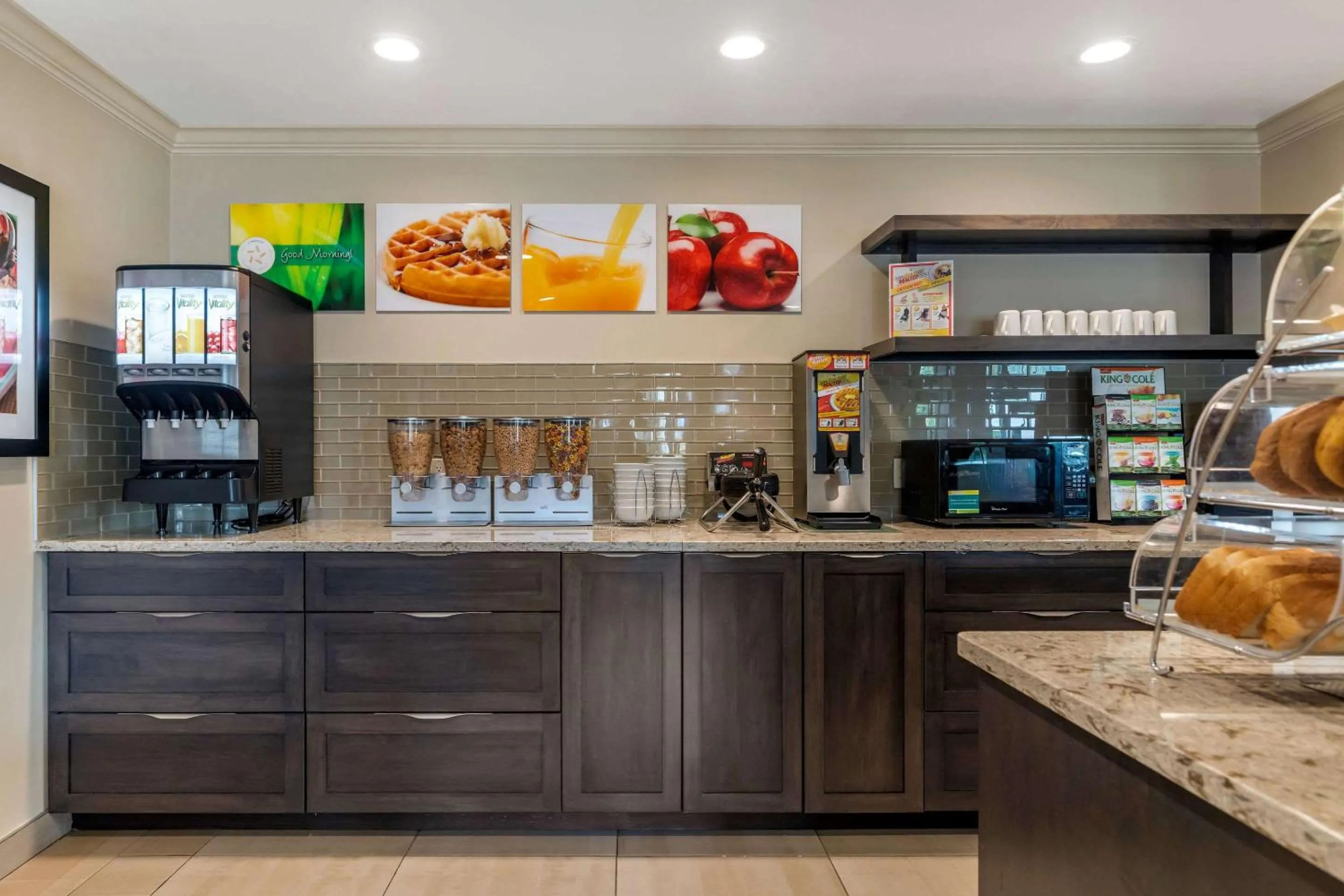 Breakfast in Quality Inn & Suites Amsterdam